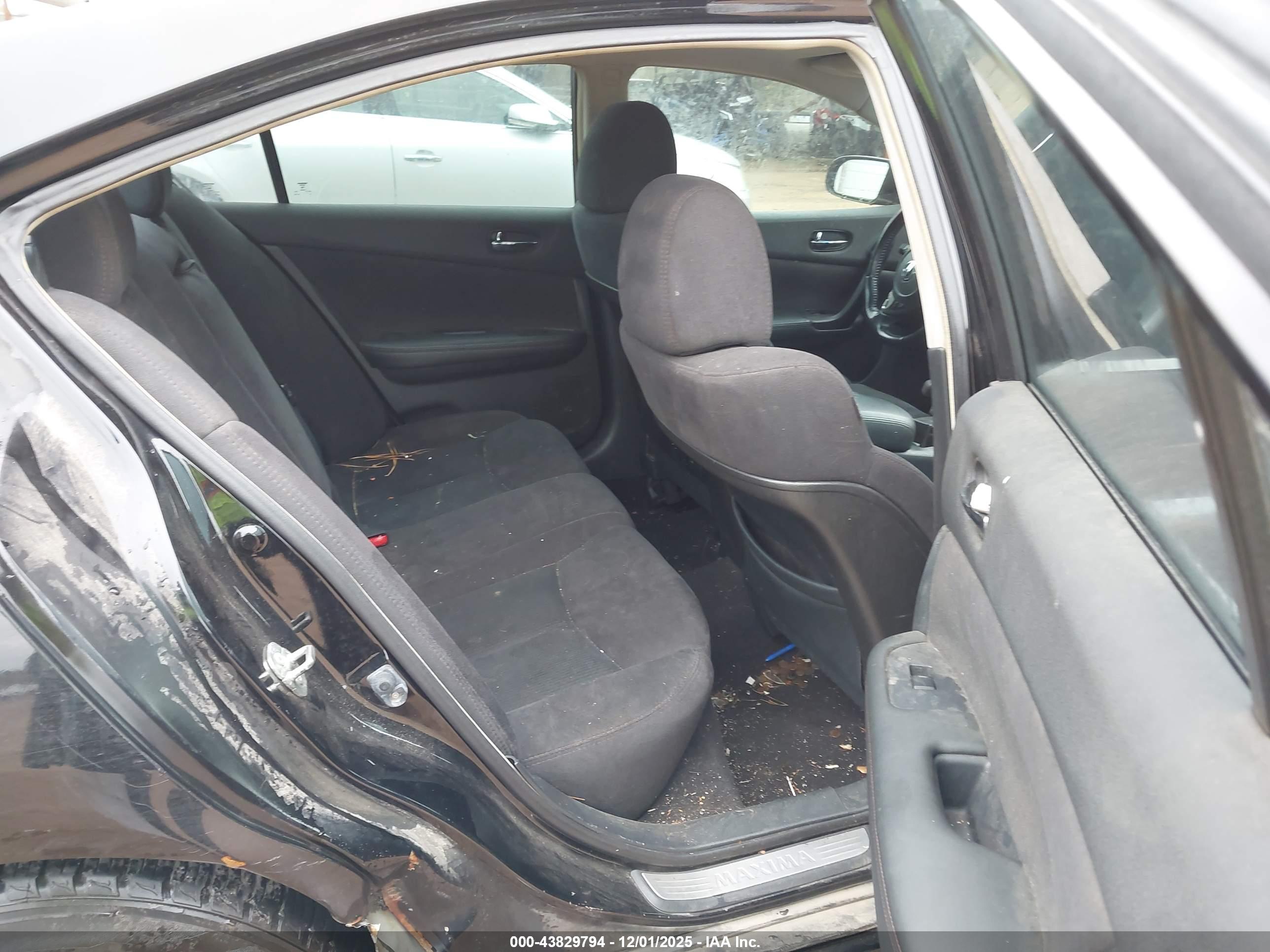 NISSAN MAXIMA image 8