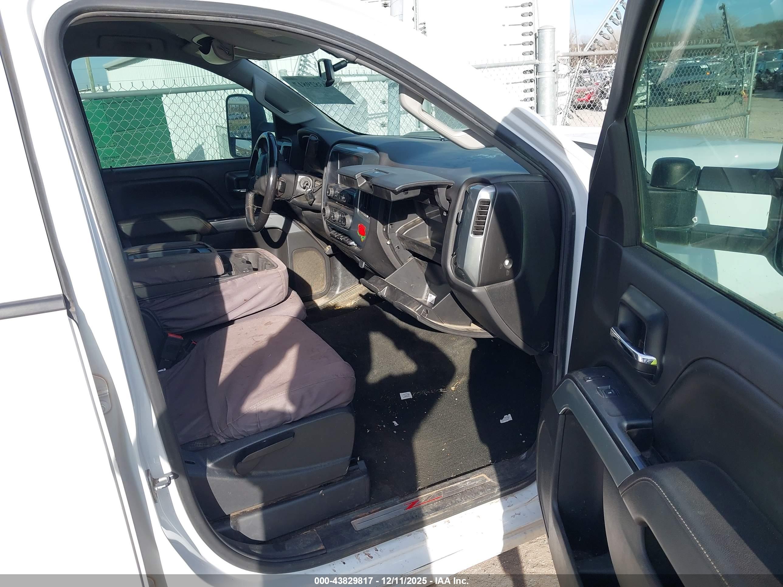 CHEVROLET SILVERADO image 5