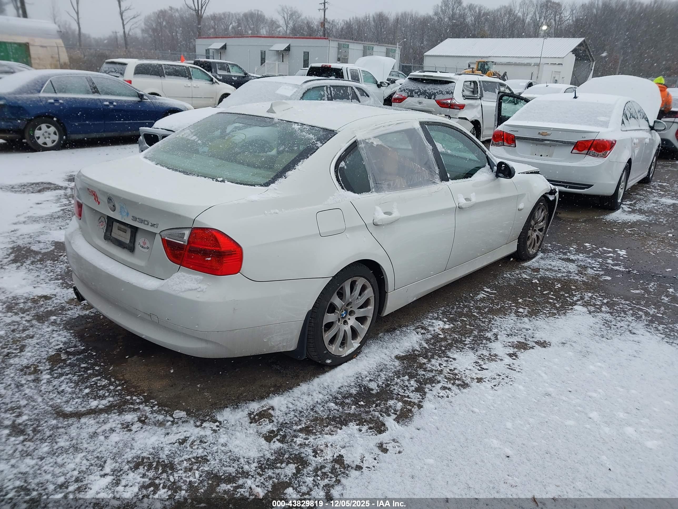 BMW 330XI image 4