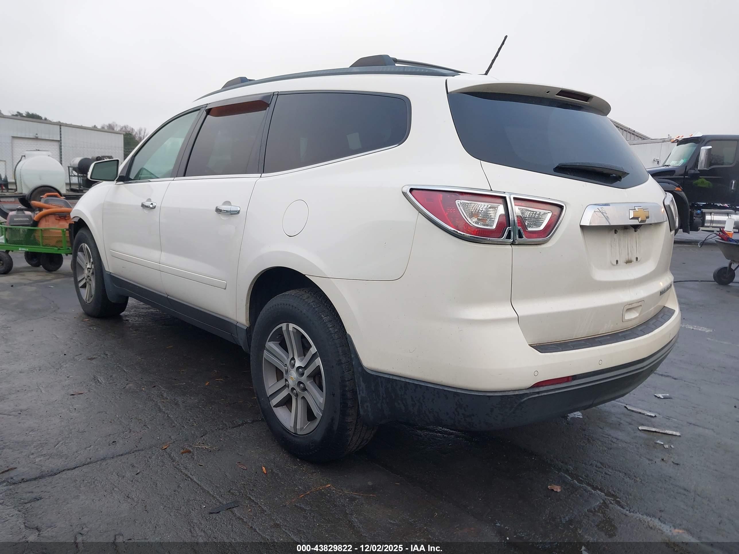 CHEVROLET TRAVERSE image 3