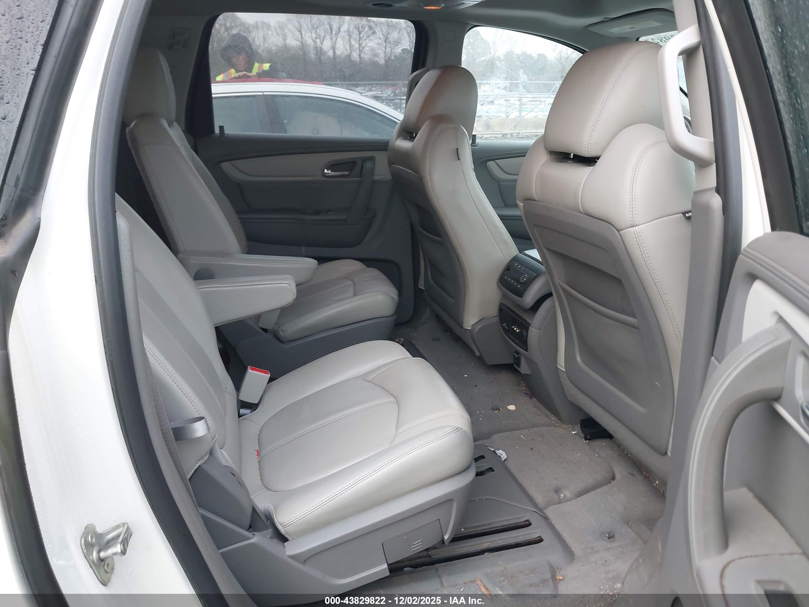 CHEVROLET TRAVERSE image 8