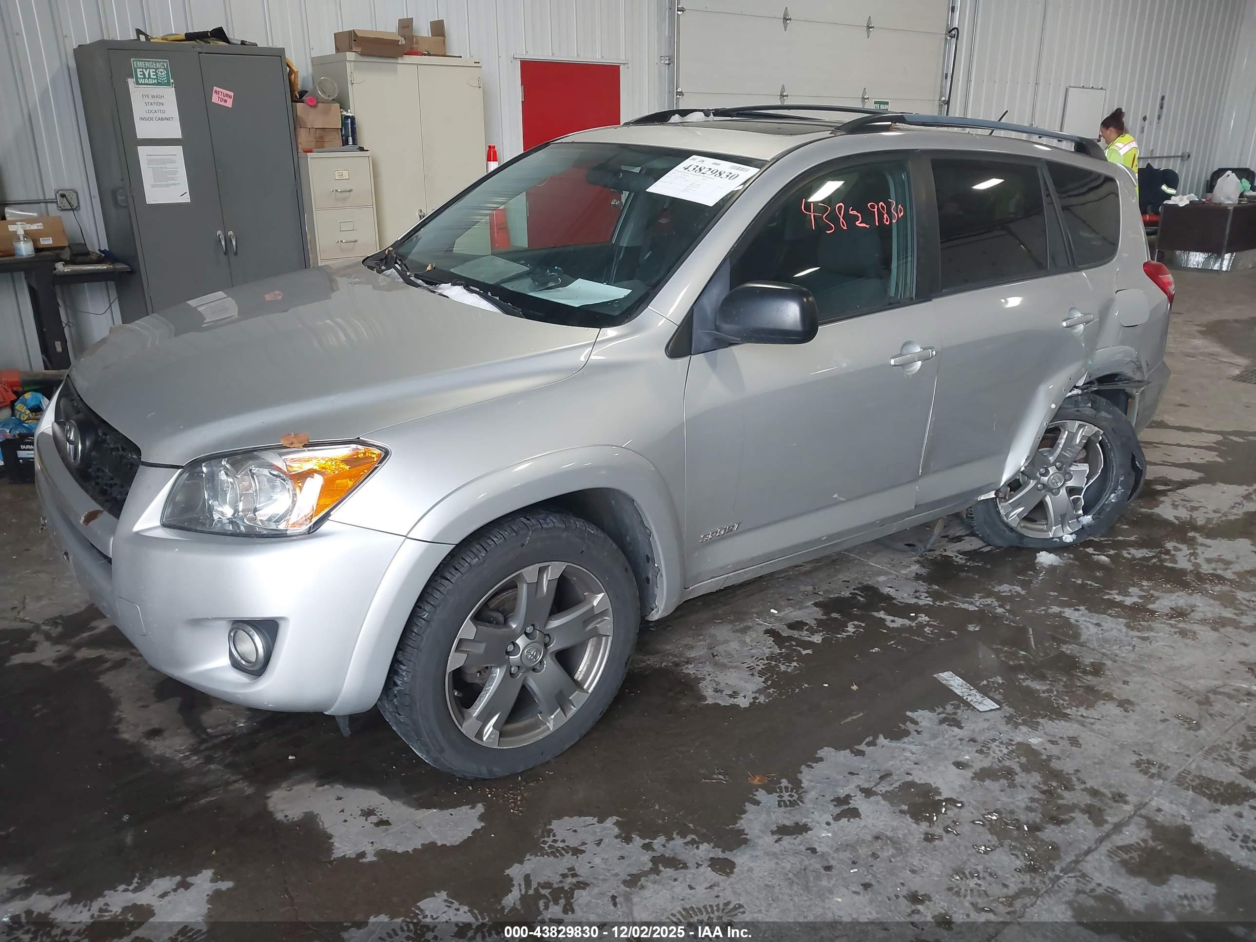 TOYOTA RAV4 image 2