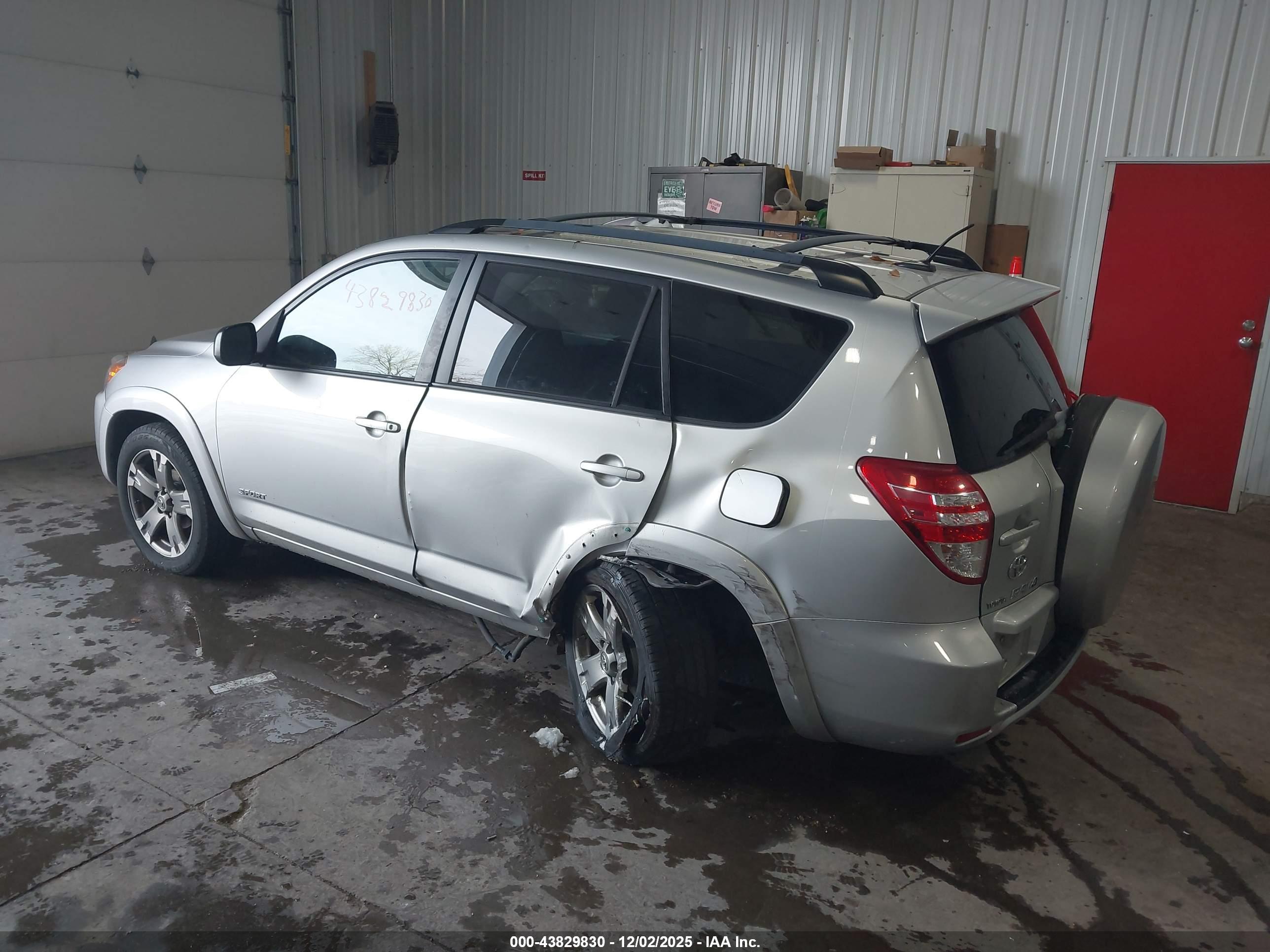 TOYOTA RAV4 image 3