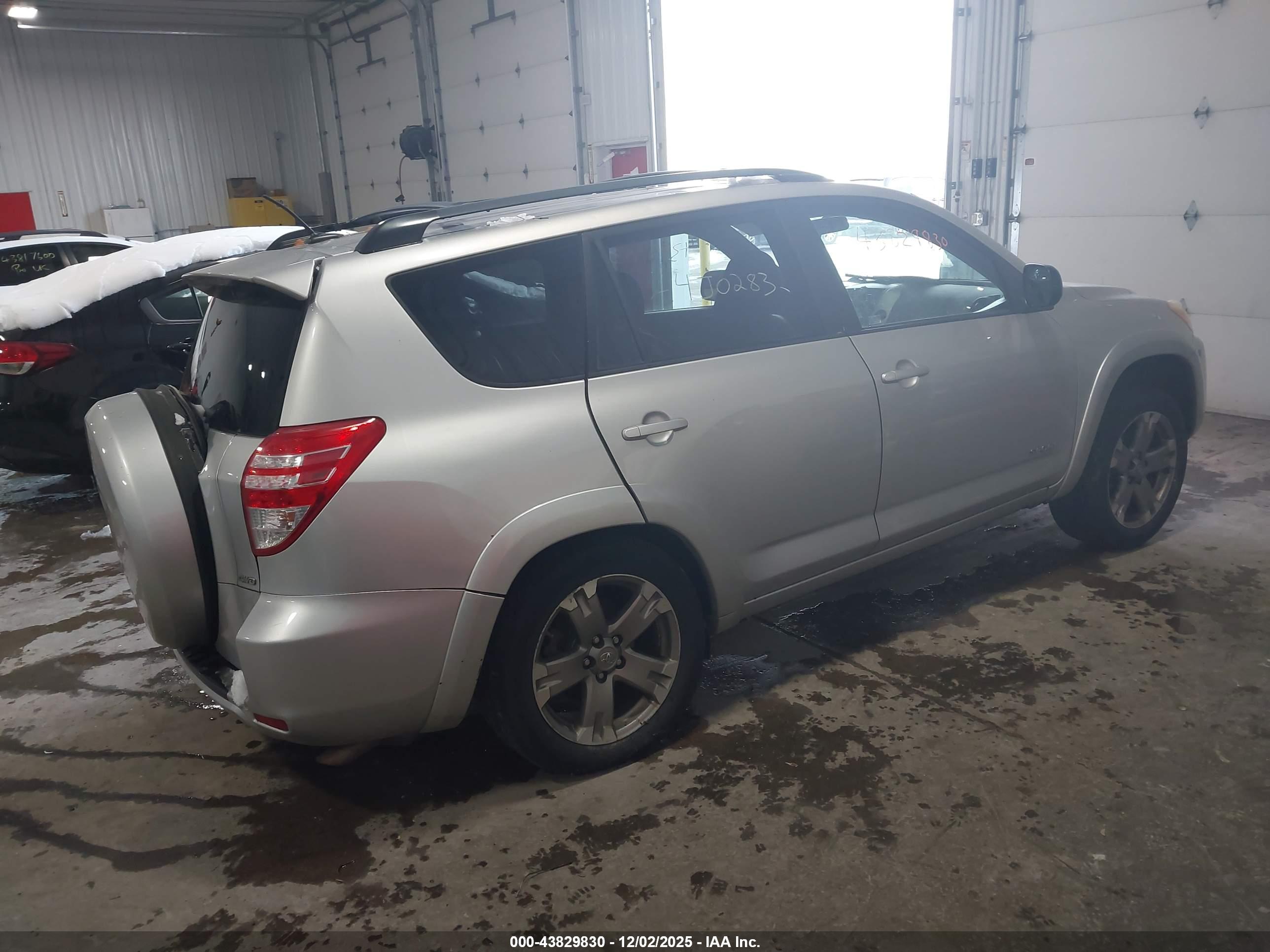 TOYOTA RAV4 image 4