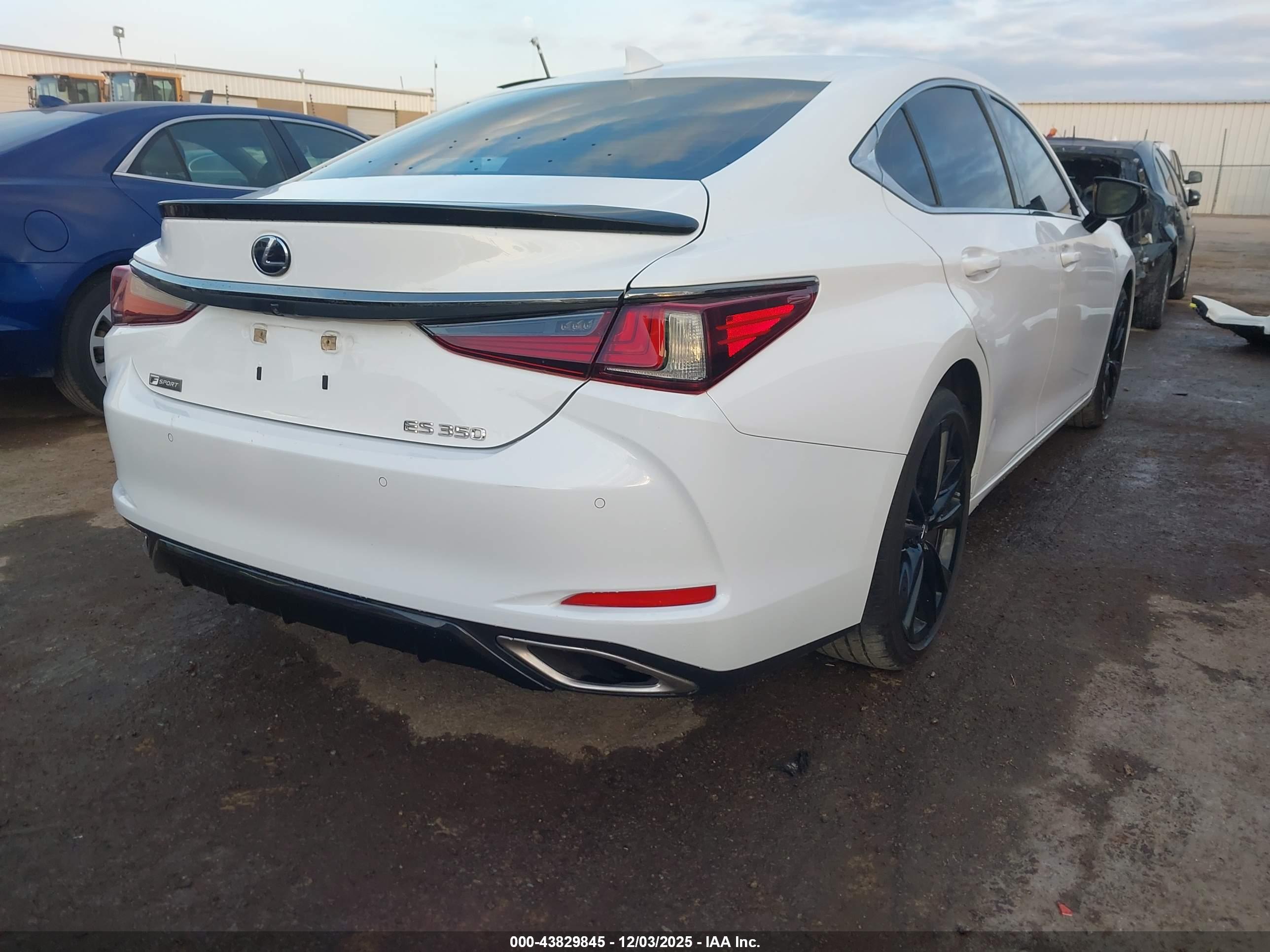 LEXUS ES image 4