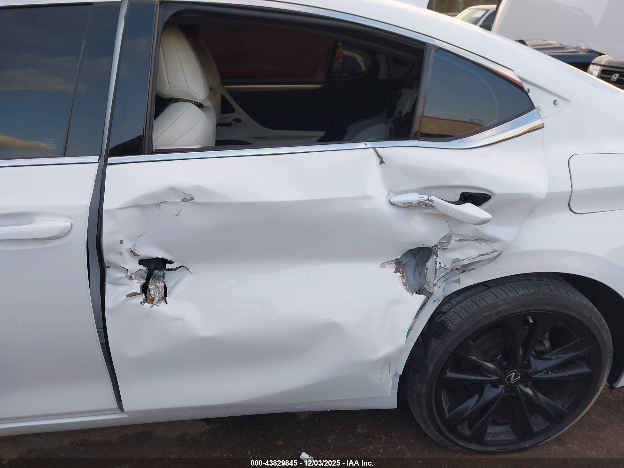 LEXUS ES image 6