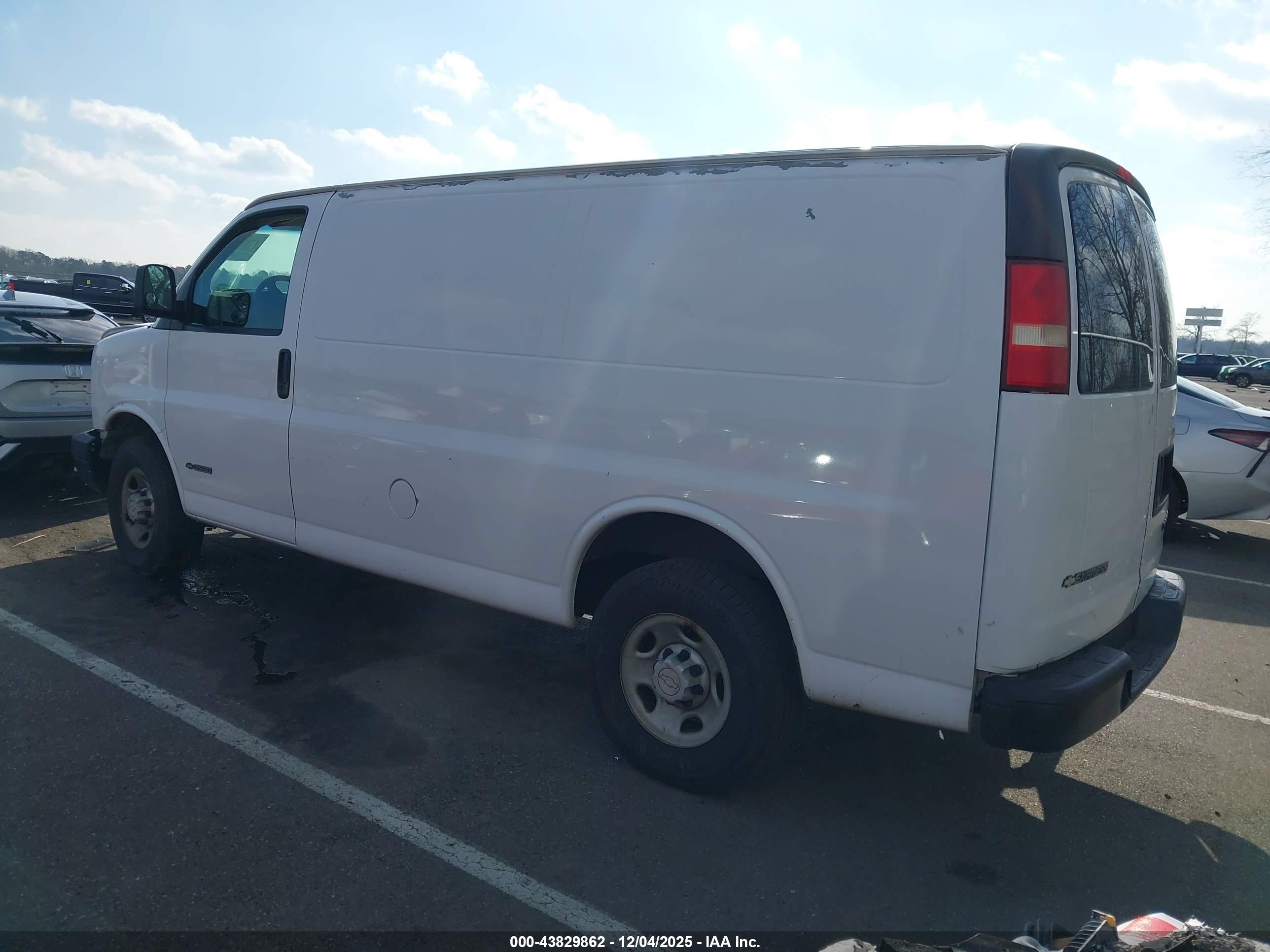 CHEVROLET EXPRESS image 3