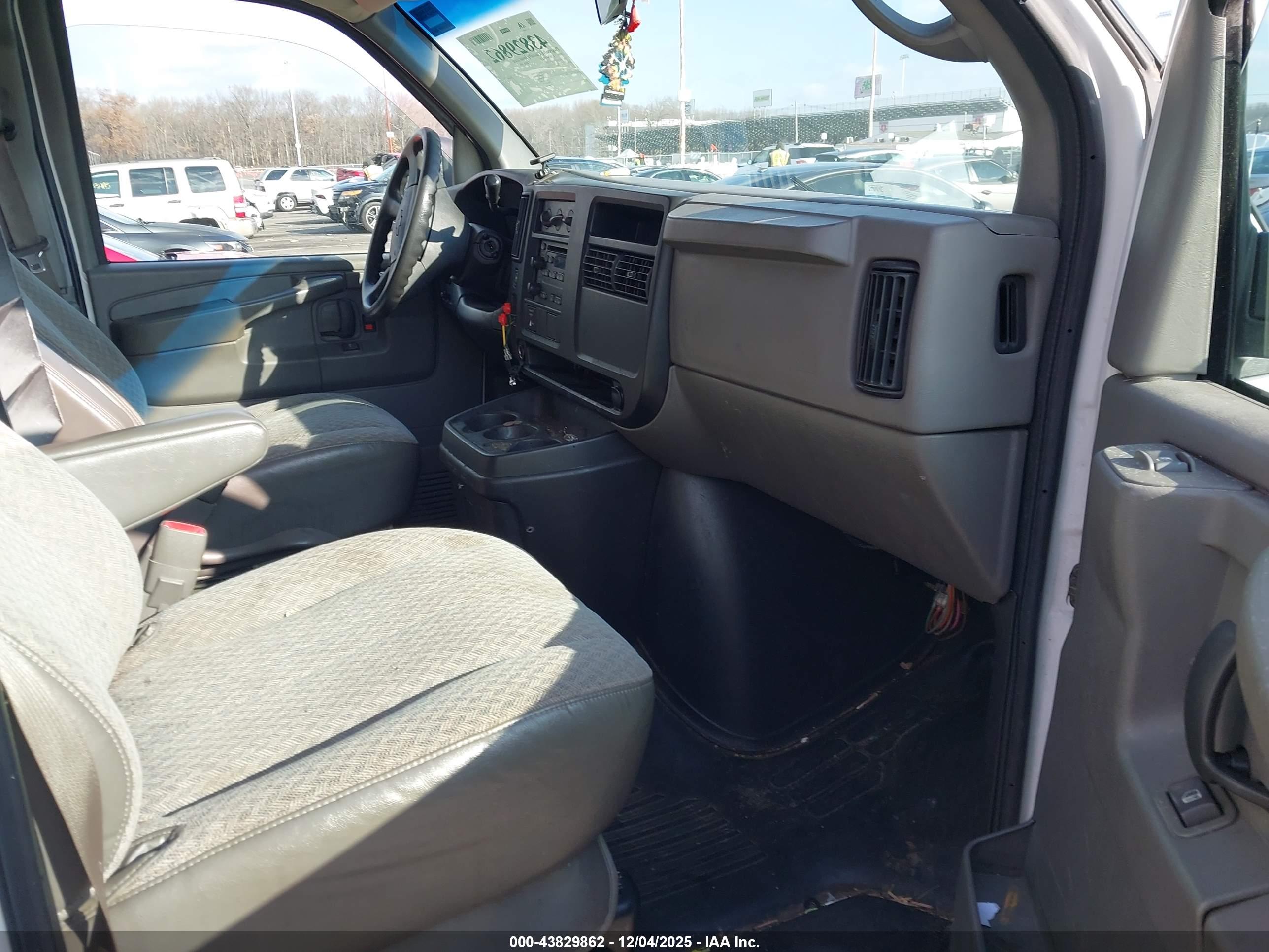 CHEVROLET EXPRESS image 5