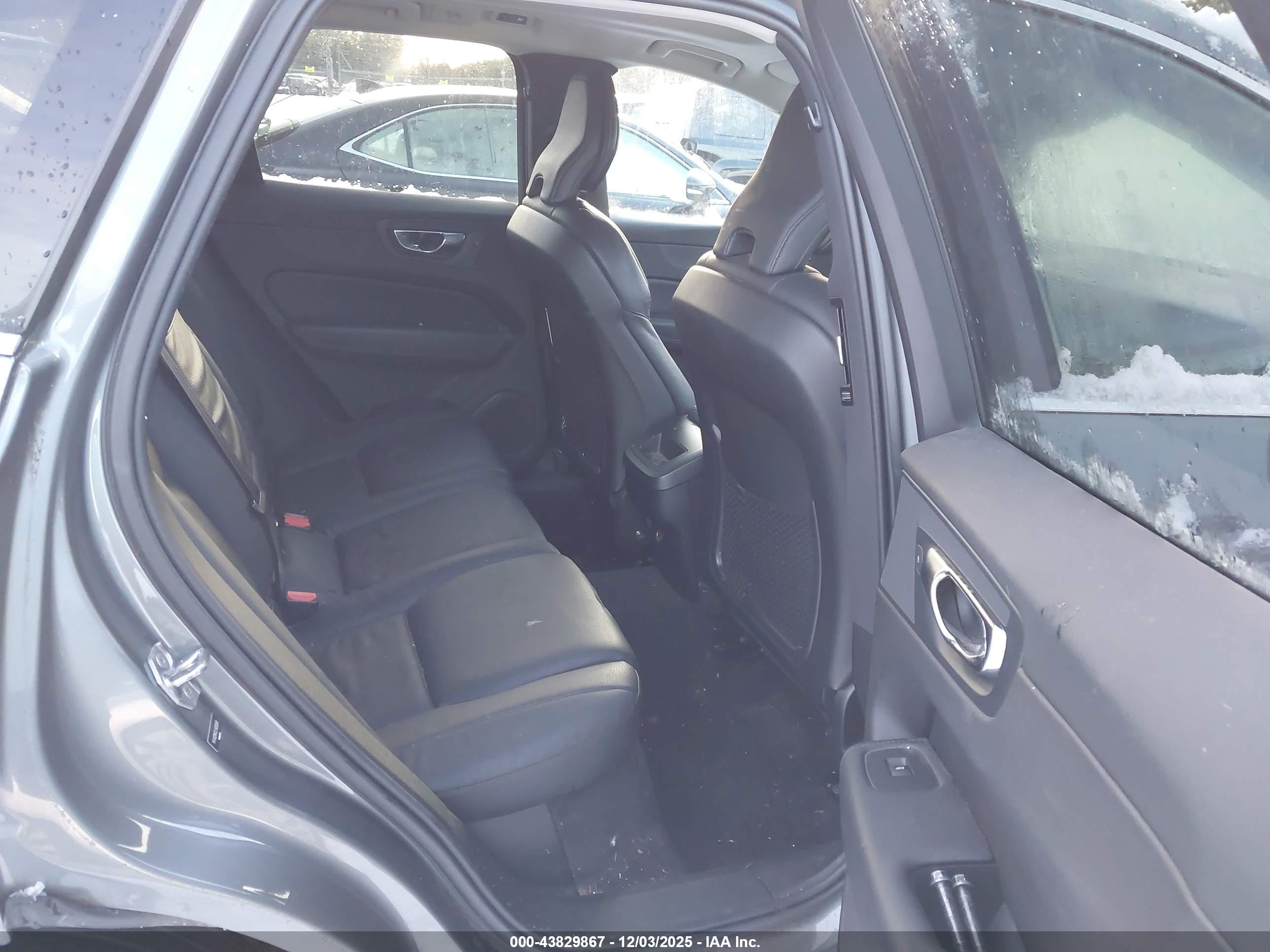 VOLVO XC60 image 8