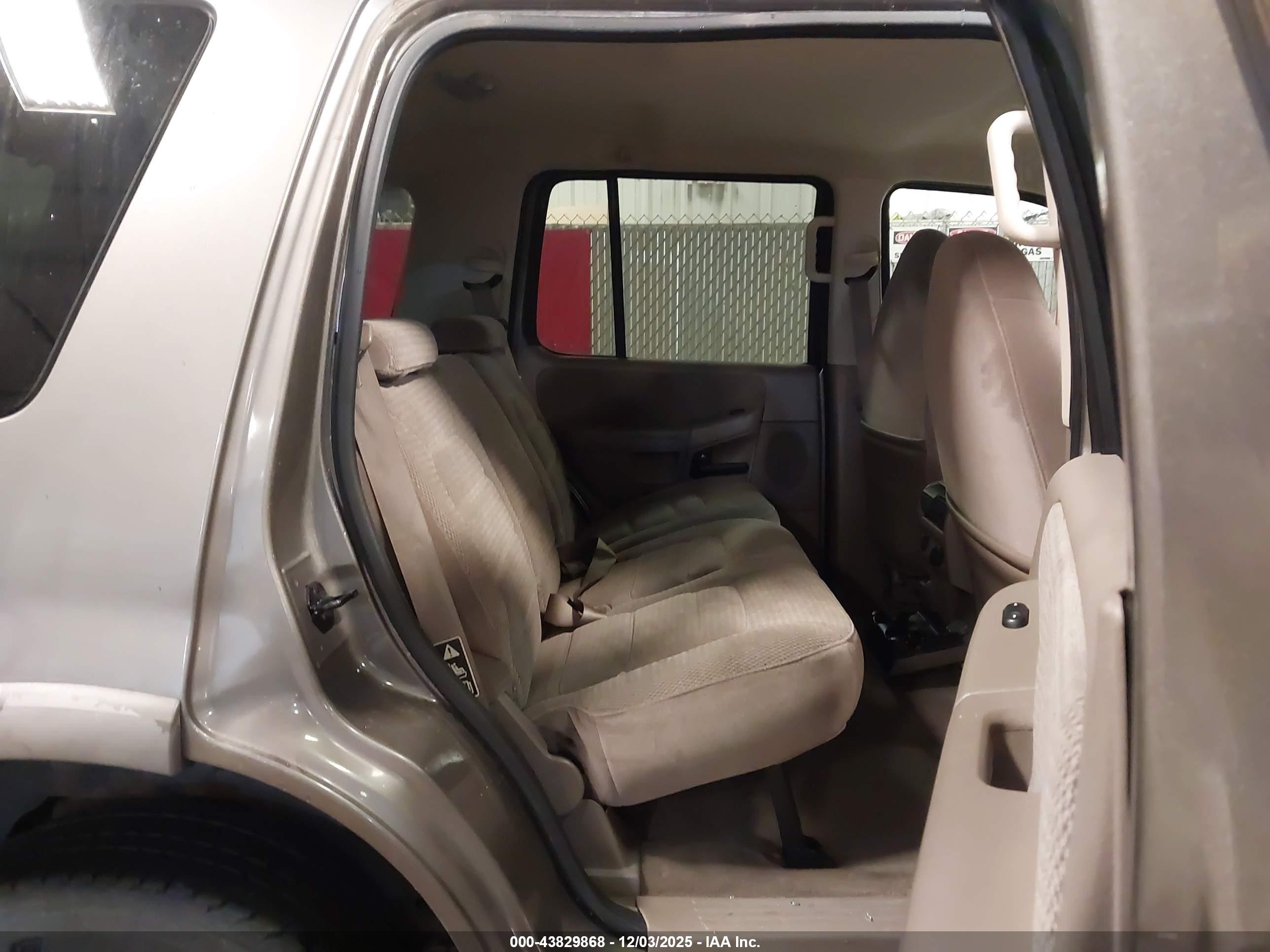 FORD EXPLORER image 8