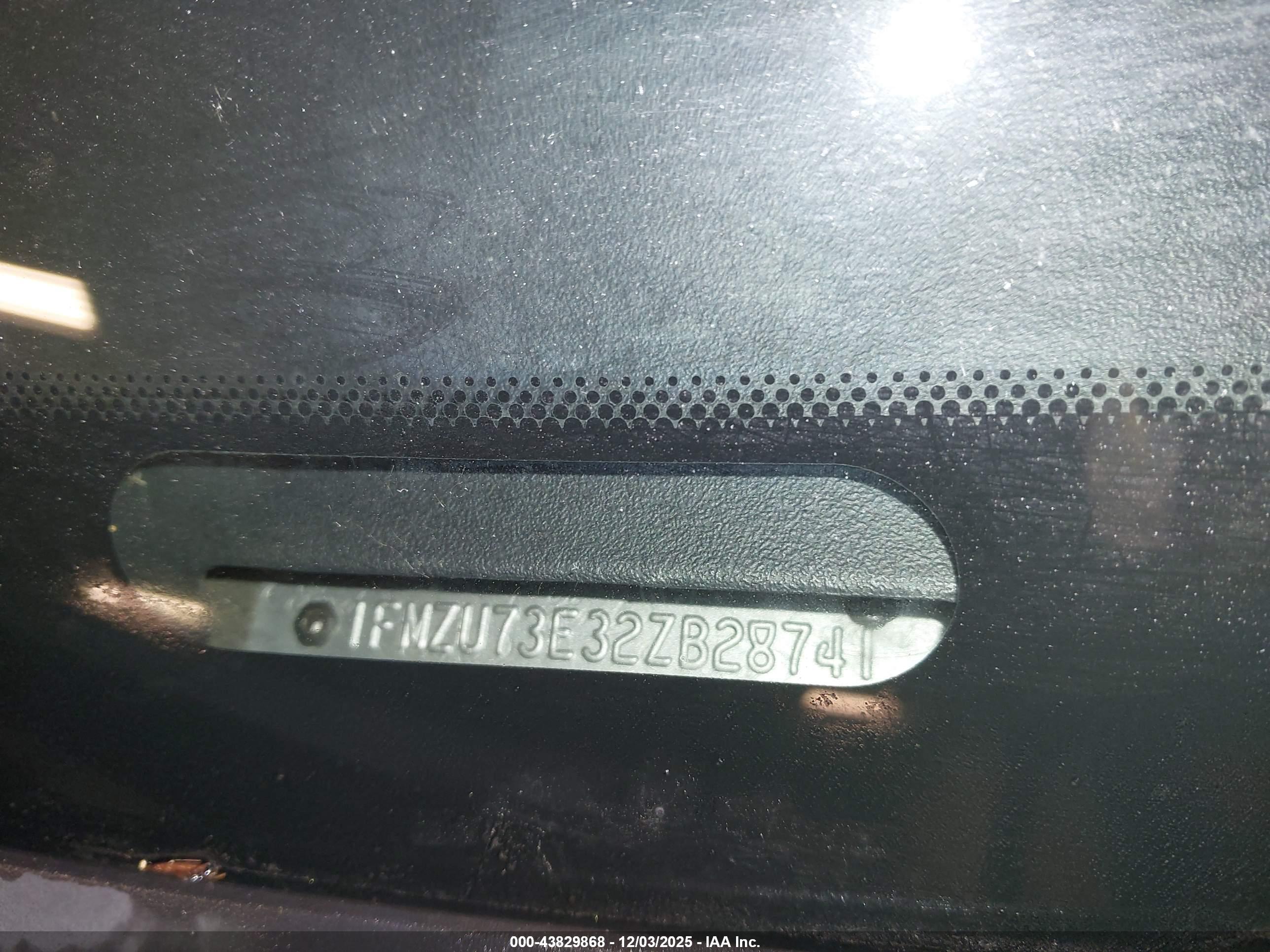 FORD EXPLORER image 9