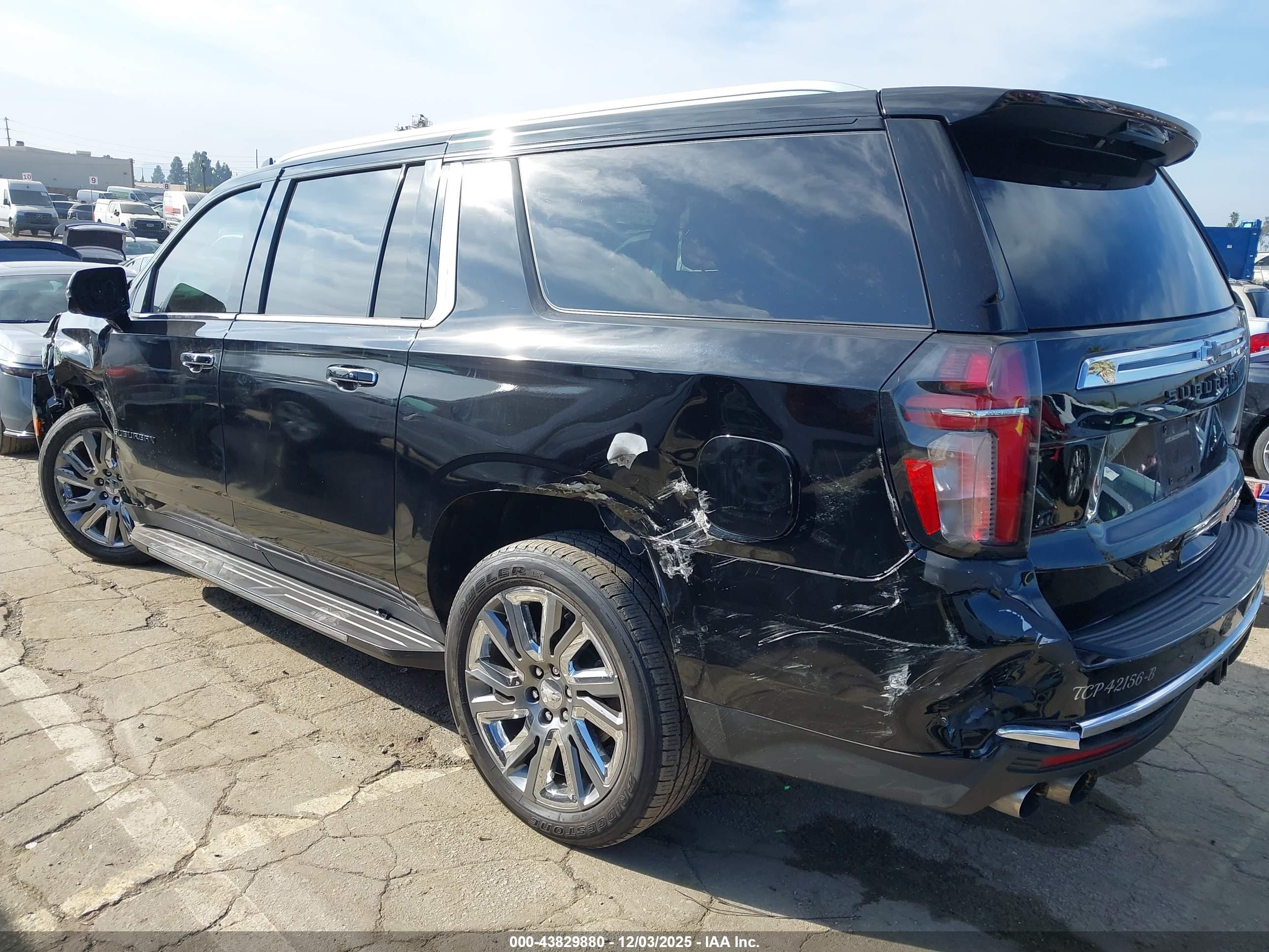 CHEVROLET SUBURBAN image 3