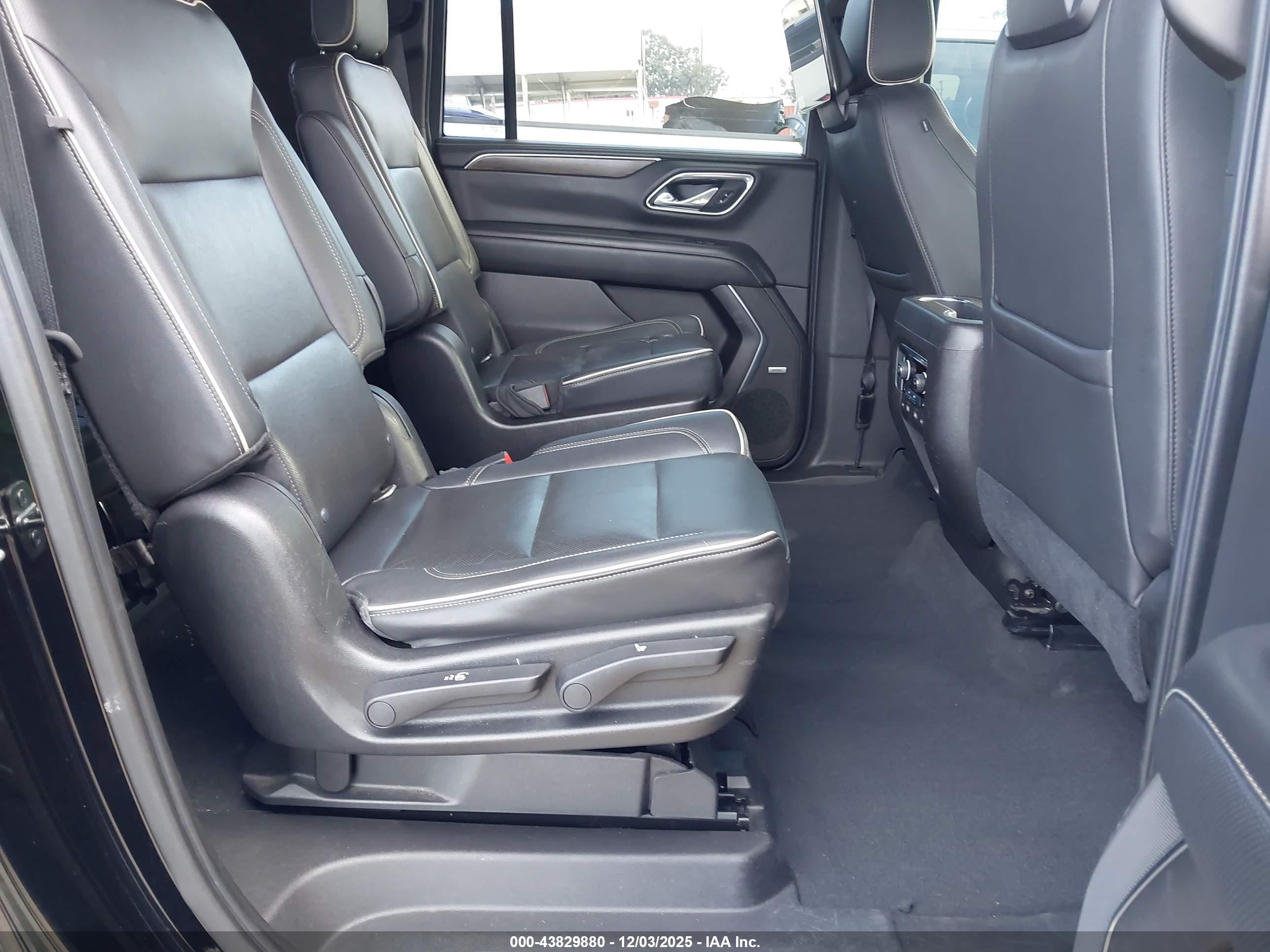 CHEVROLET SUBURBAN image 8