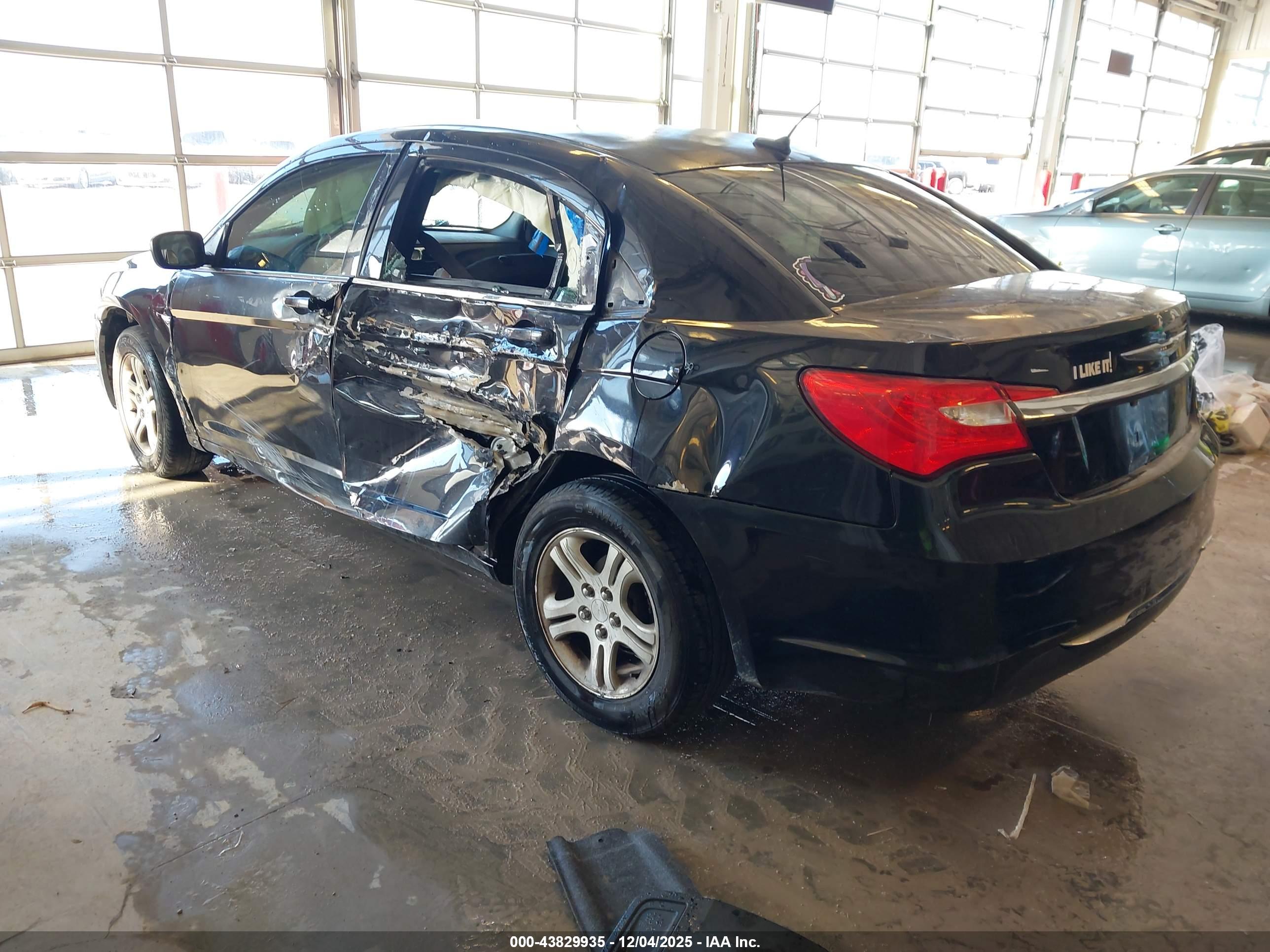 CHRYSLER 200 image 3