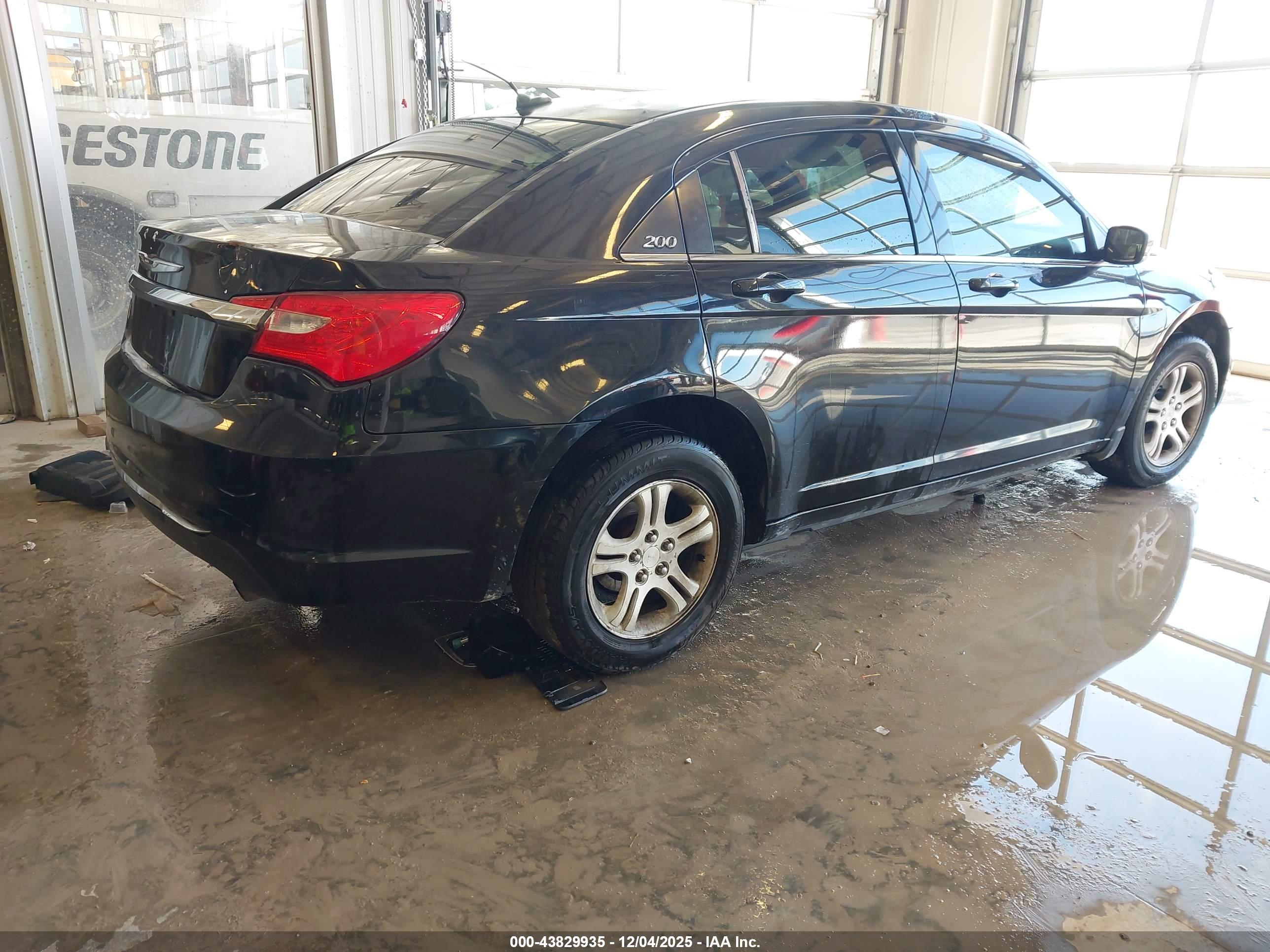 CHRYSLER 200 image 4