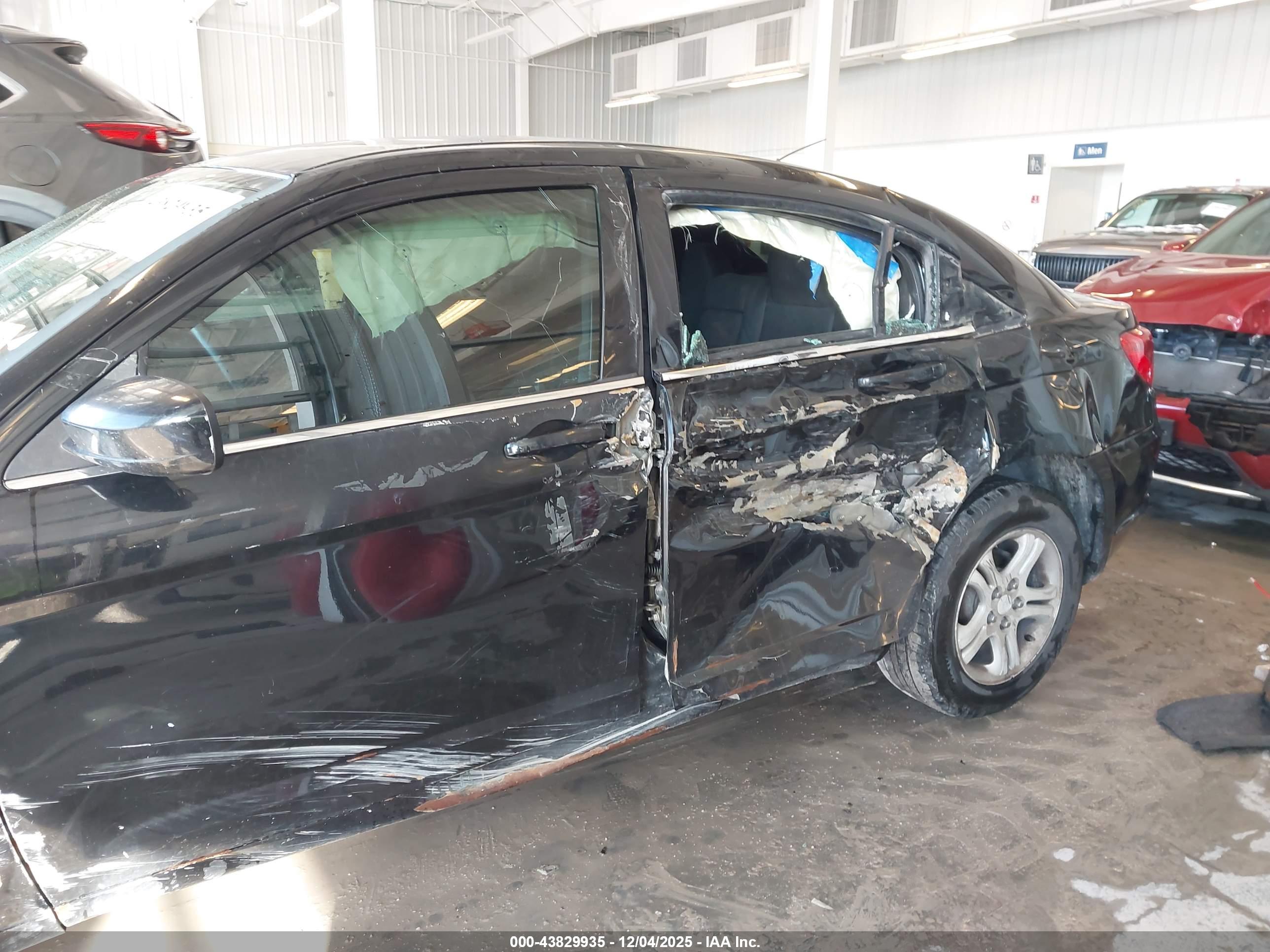 CHRYSLER 200 image 6