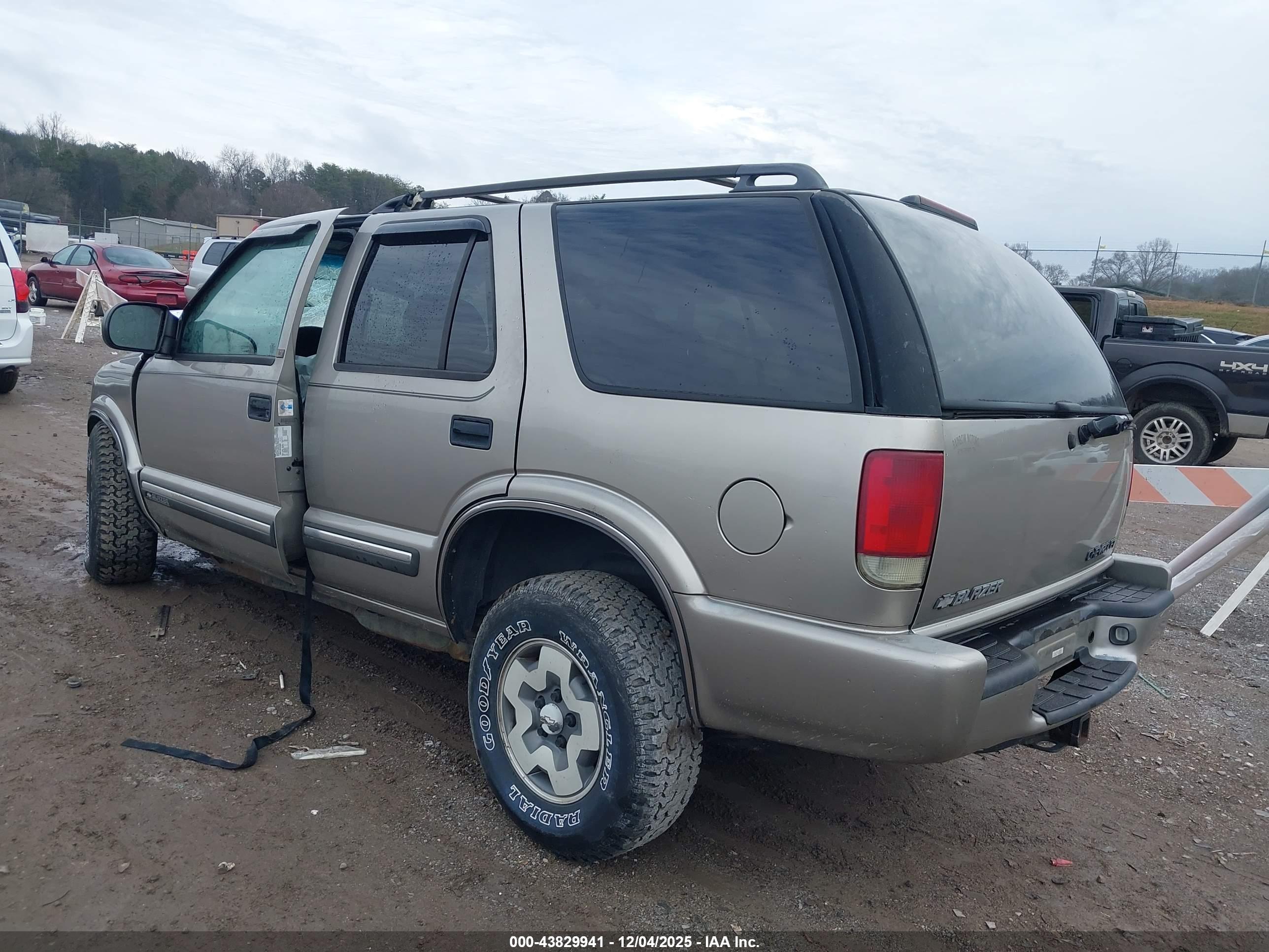 CHEVROLET BLAZER image 3