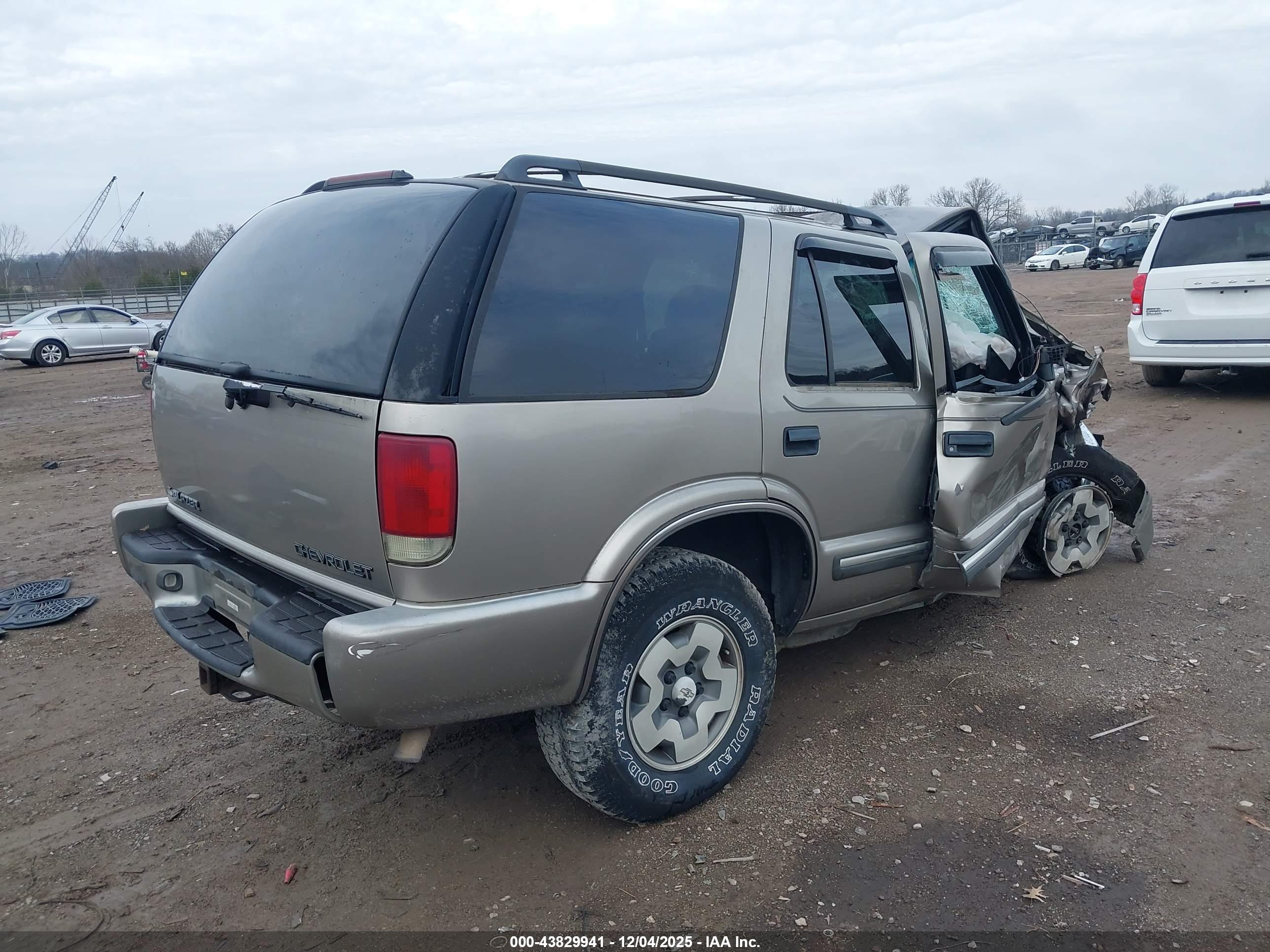 CHEVROLET BLAZER image 4