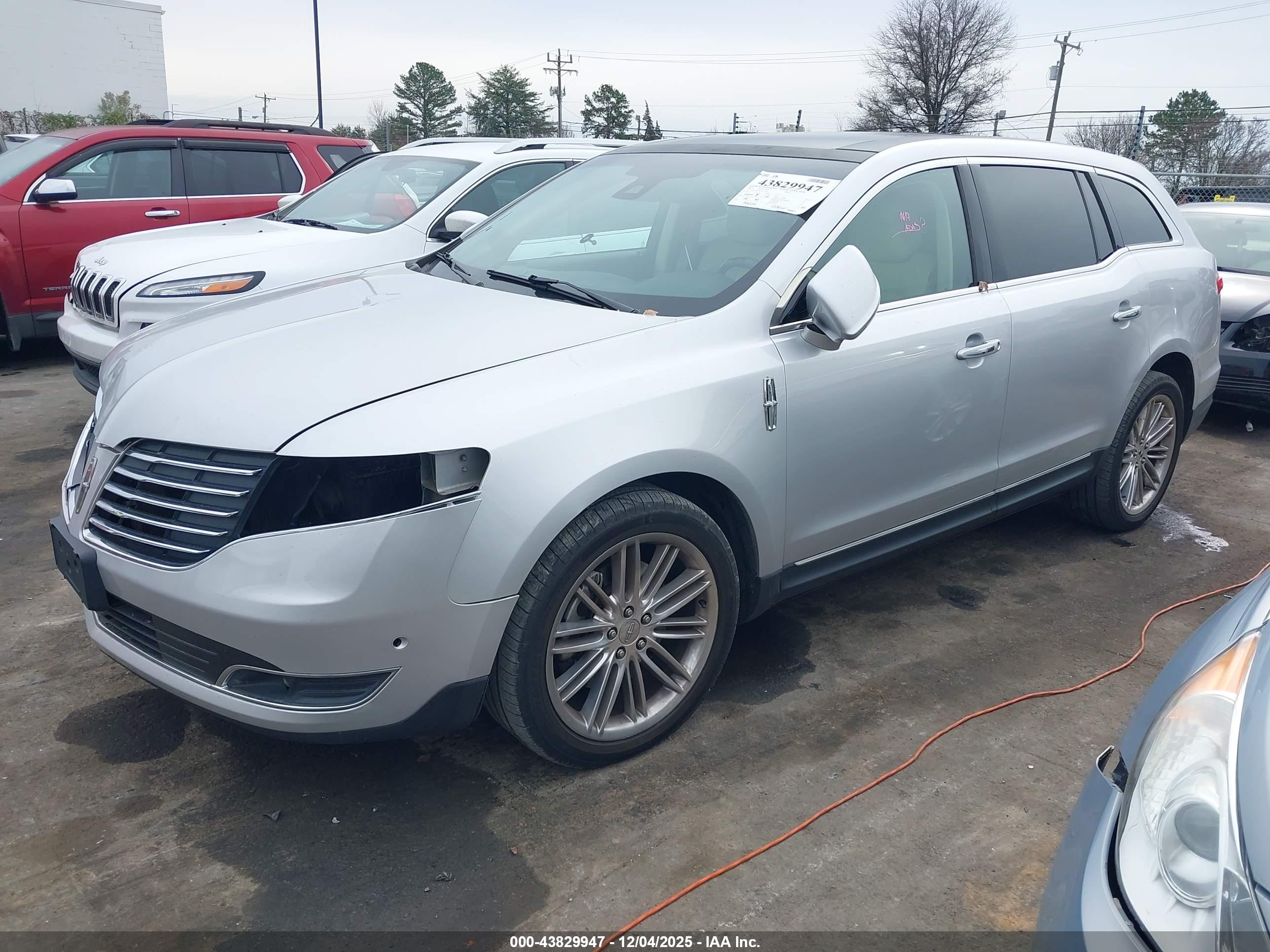 LINCOLN MKT image 2