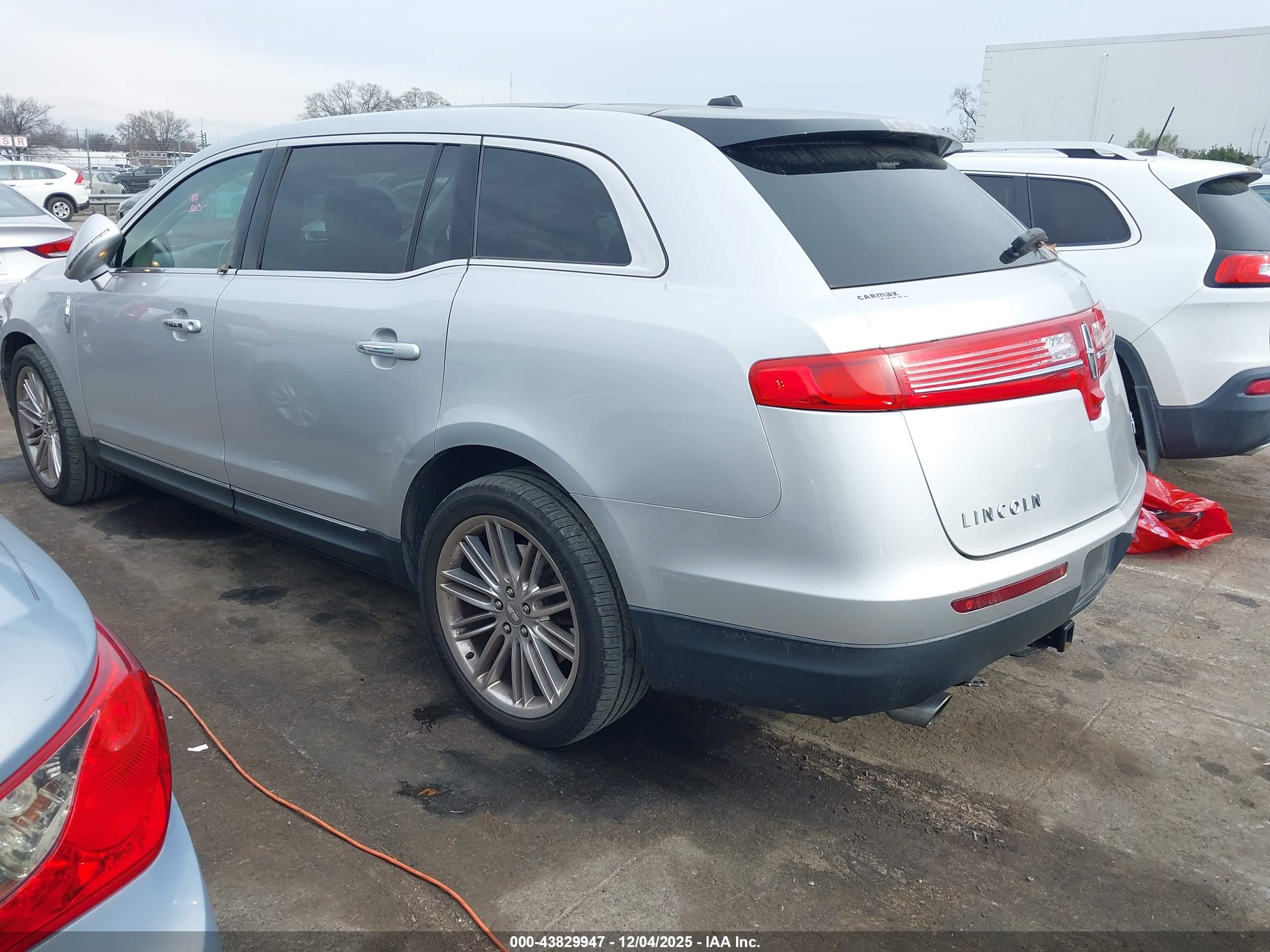LINCOLN MKT image 3