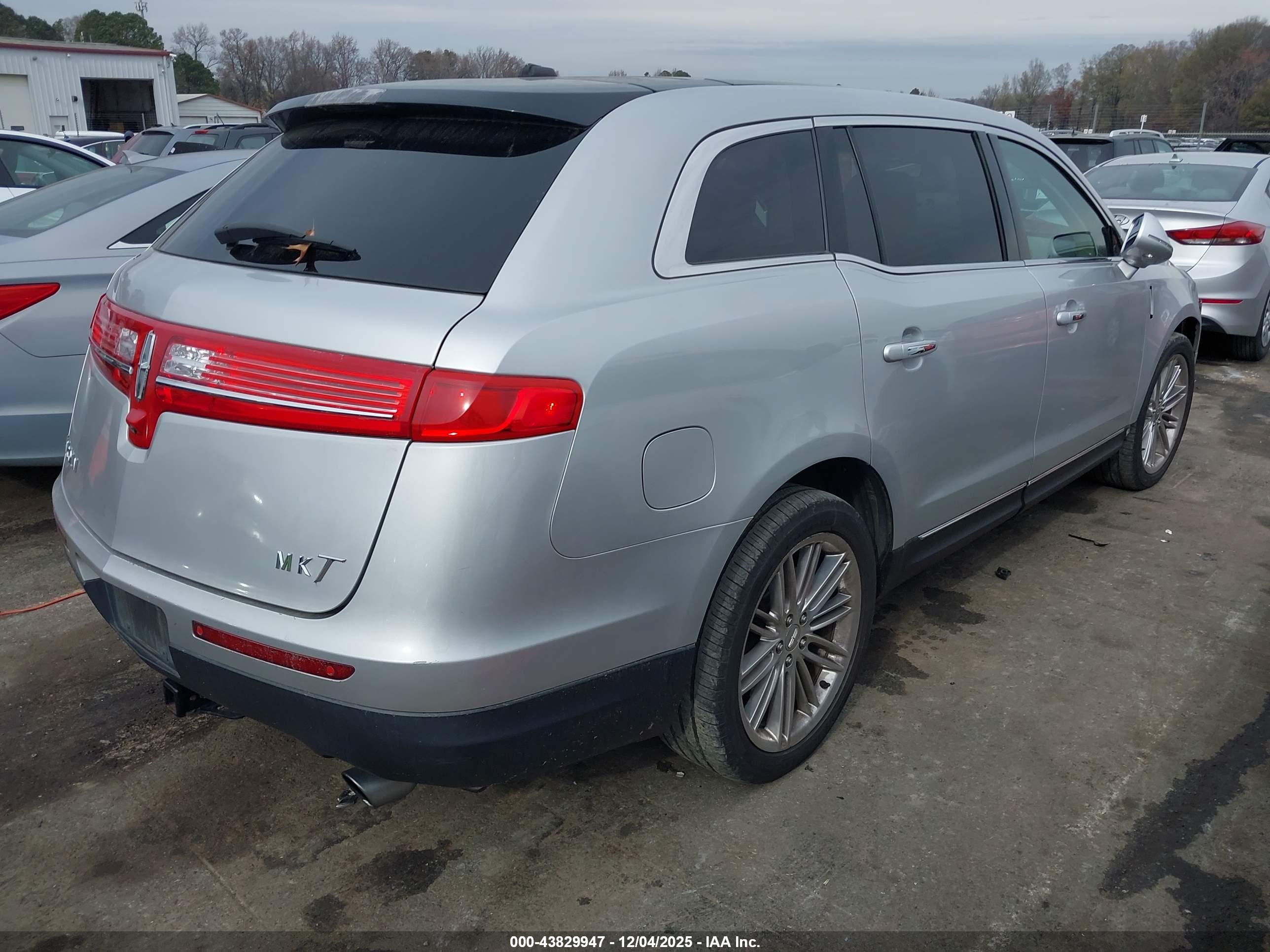 LINCOLN MKT image 4