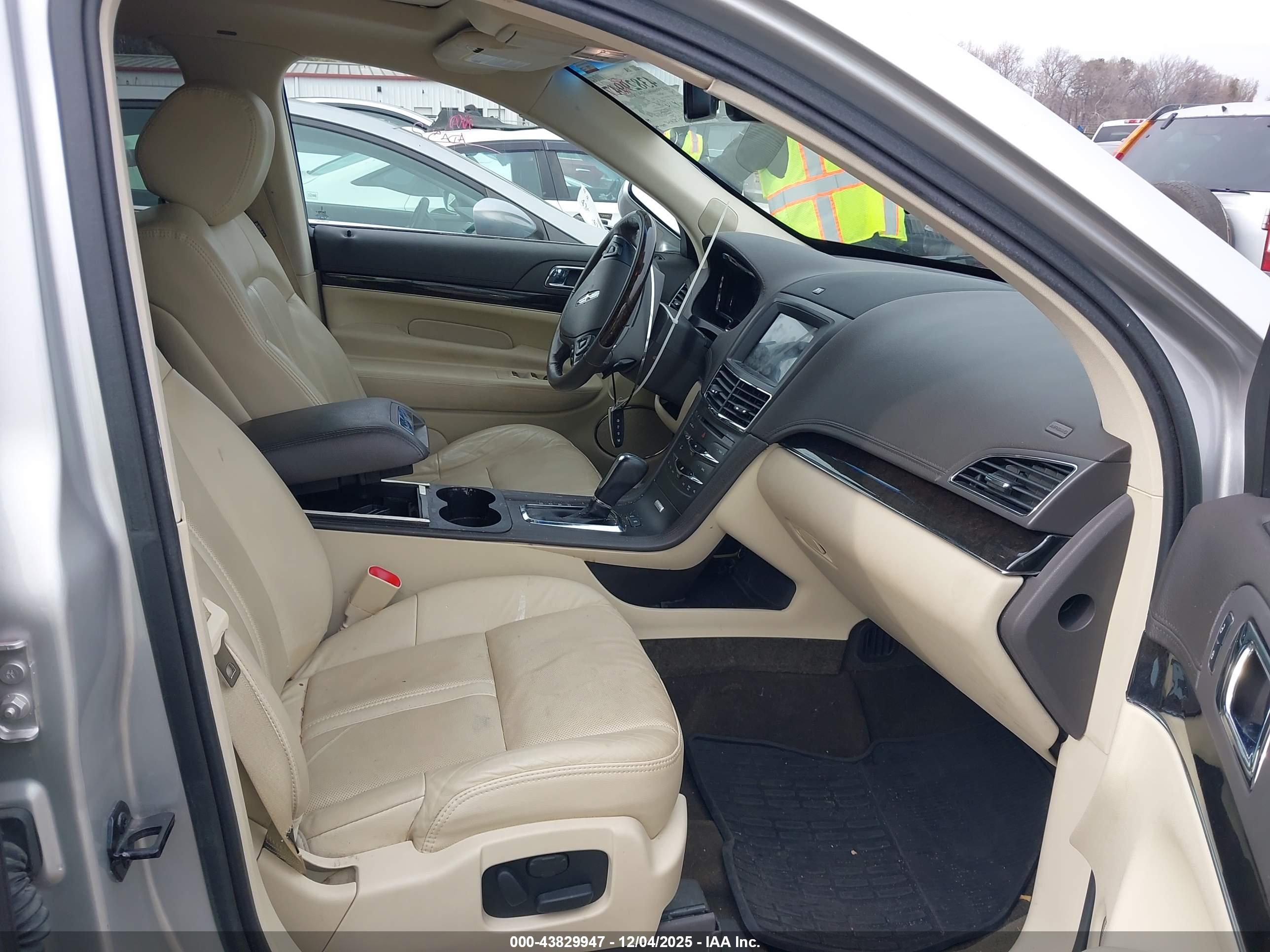 LINCOLN MKT image 5