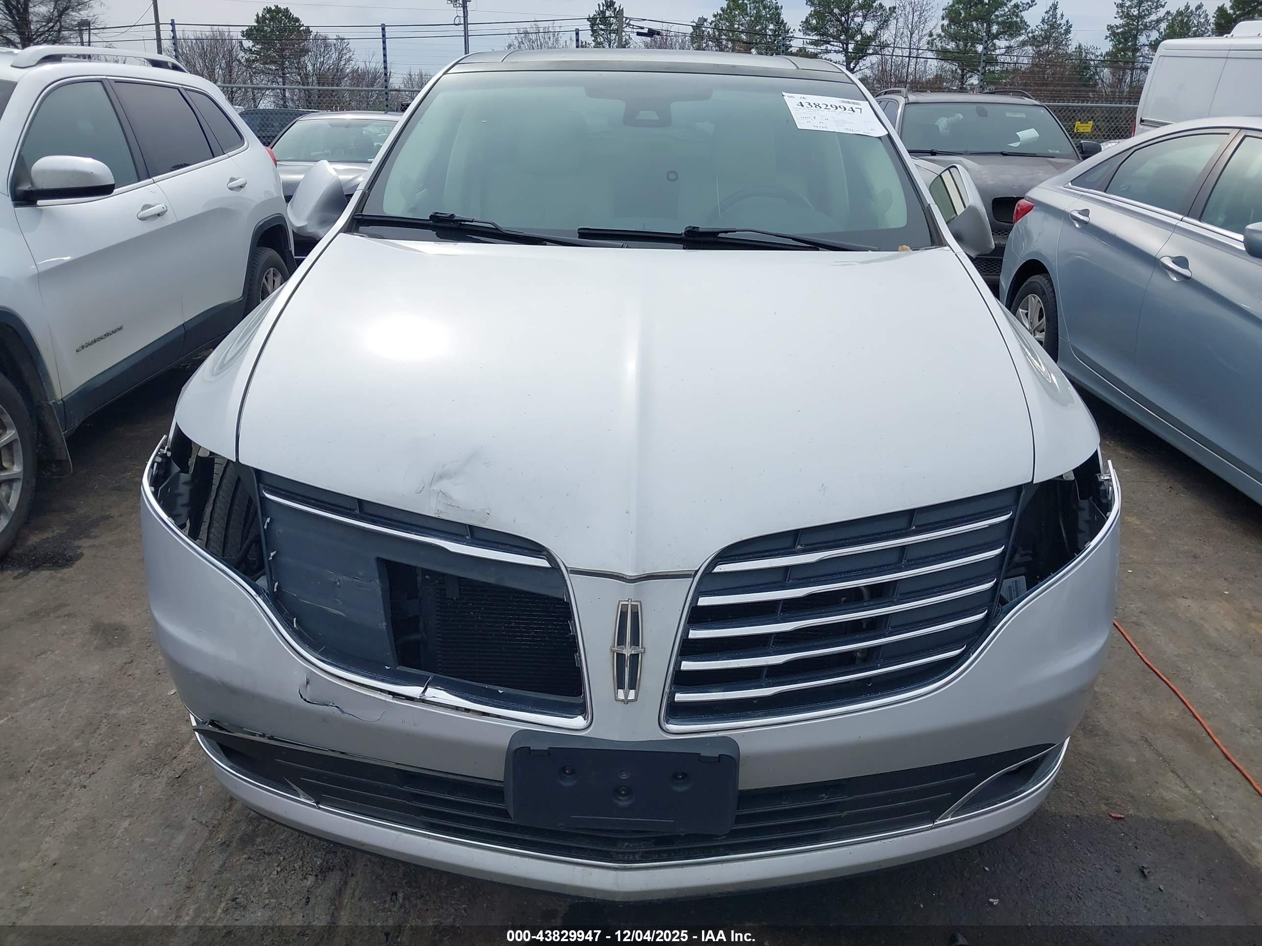 LINCOLN MKT image 6