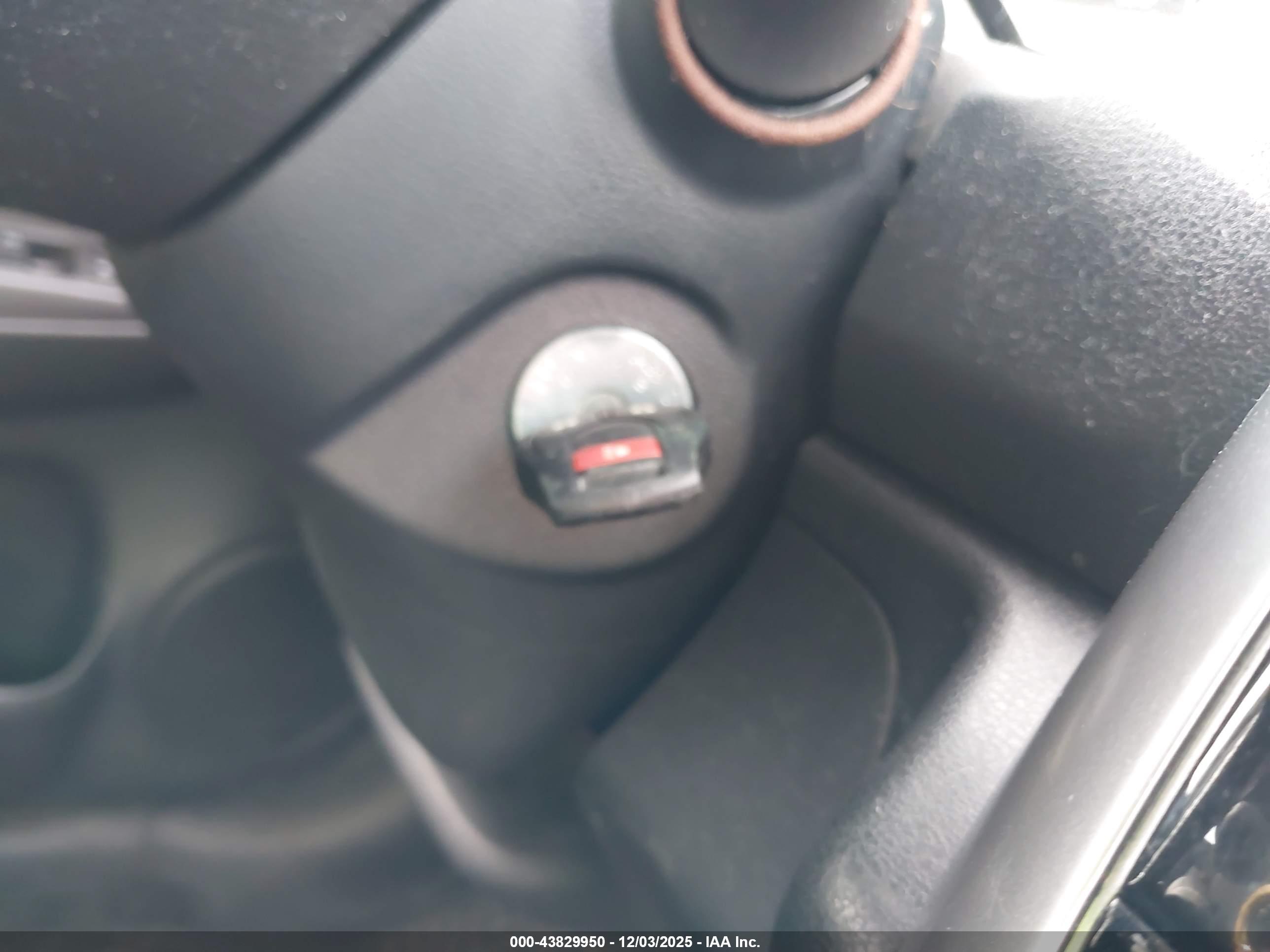NISSAN VERSA image 11