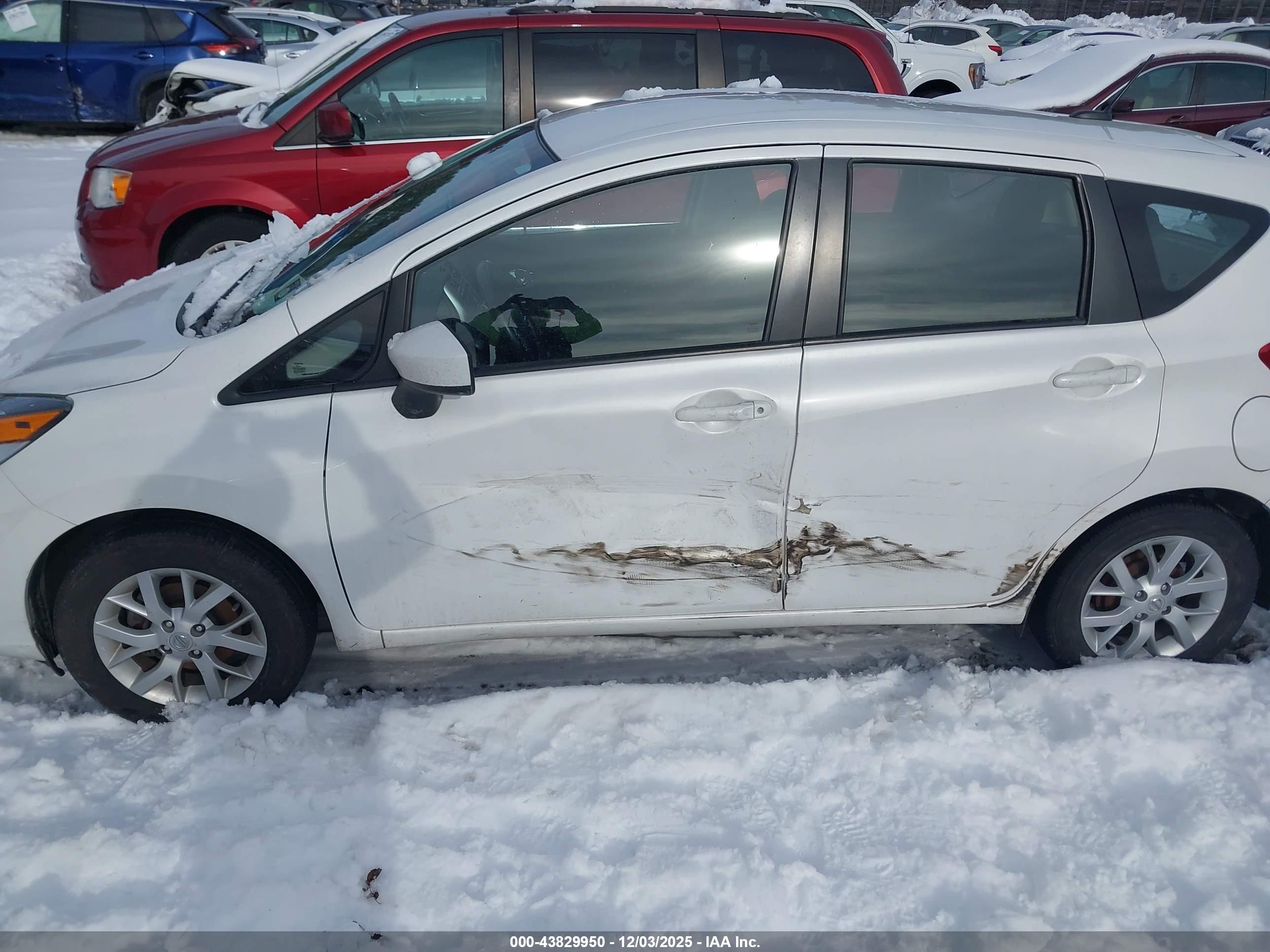 NISSAN VERSA image 6