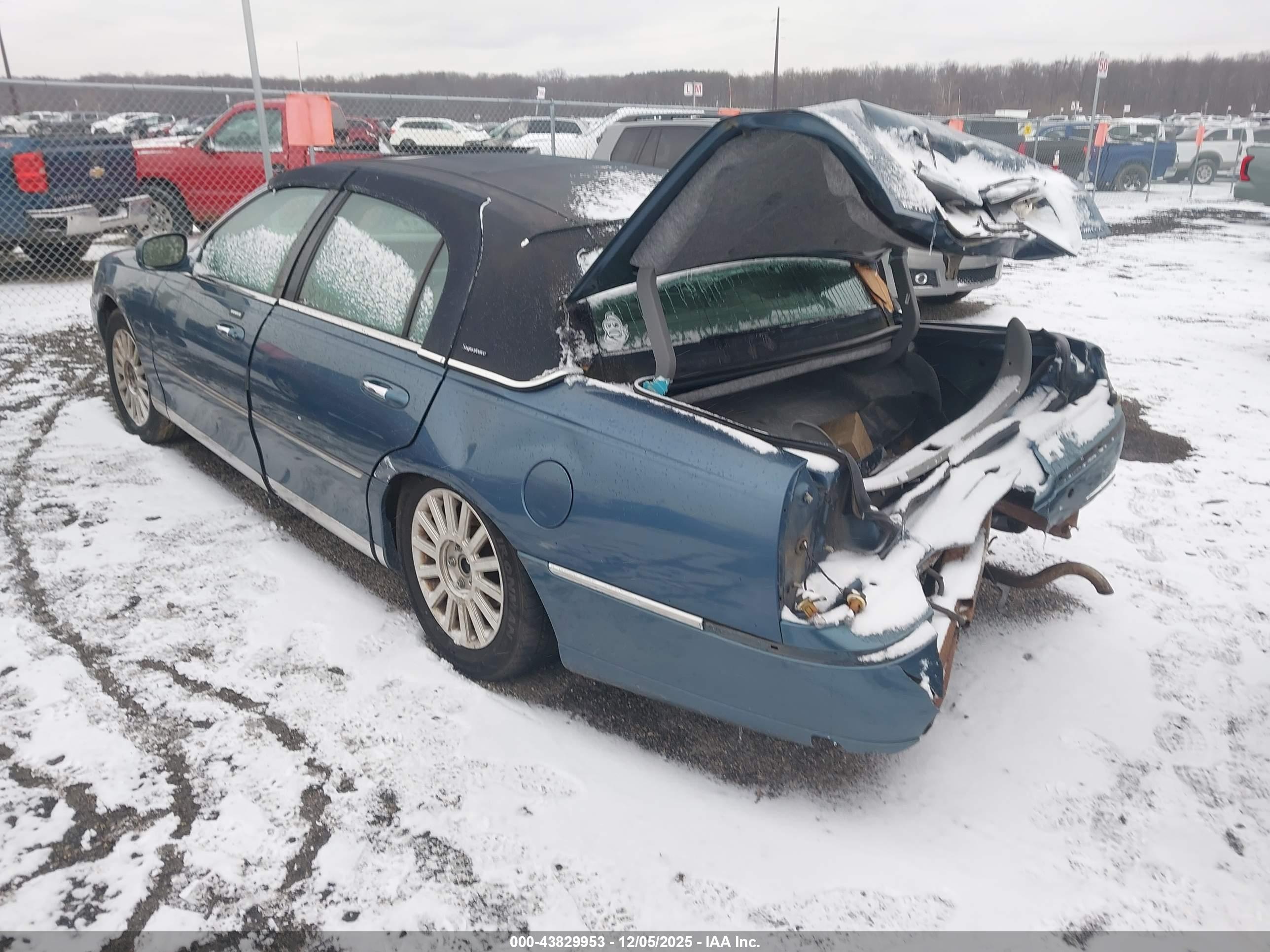 LINCOLN TOWN image 3