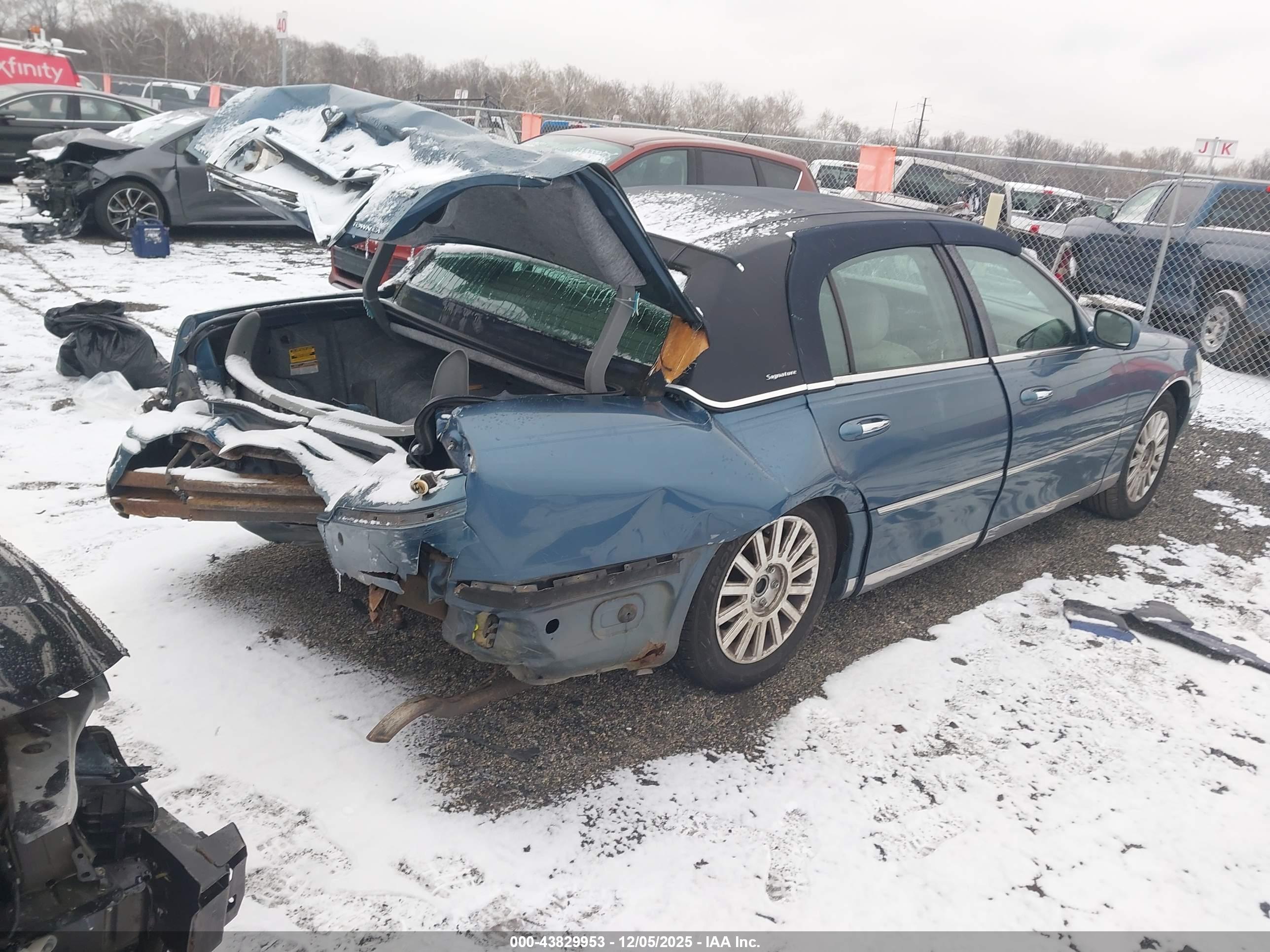 LINCOLN TOWN image 4