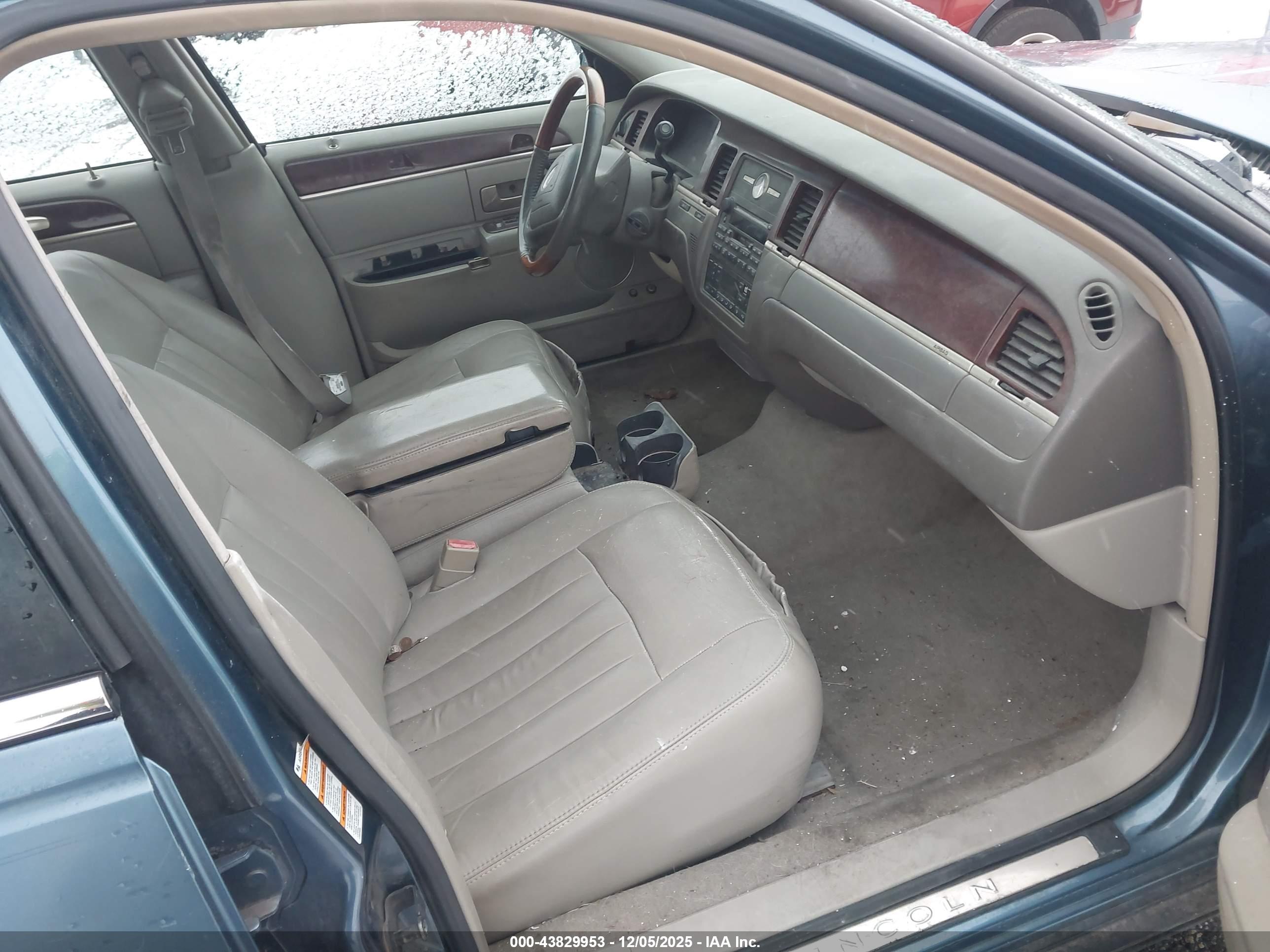 LINCOLN TOWN image 5