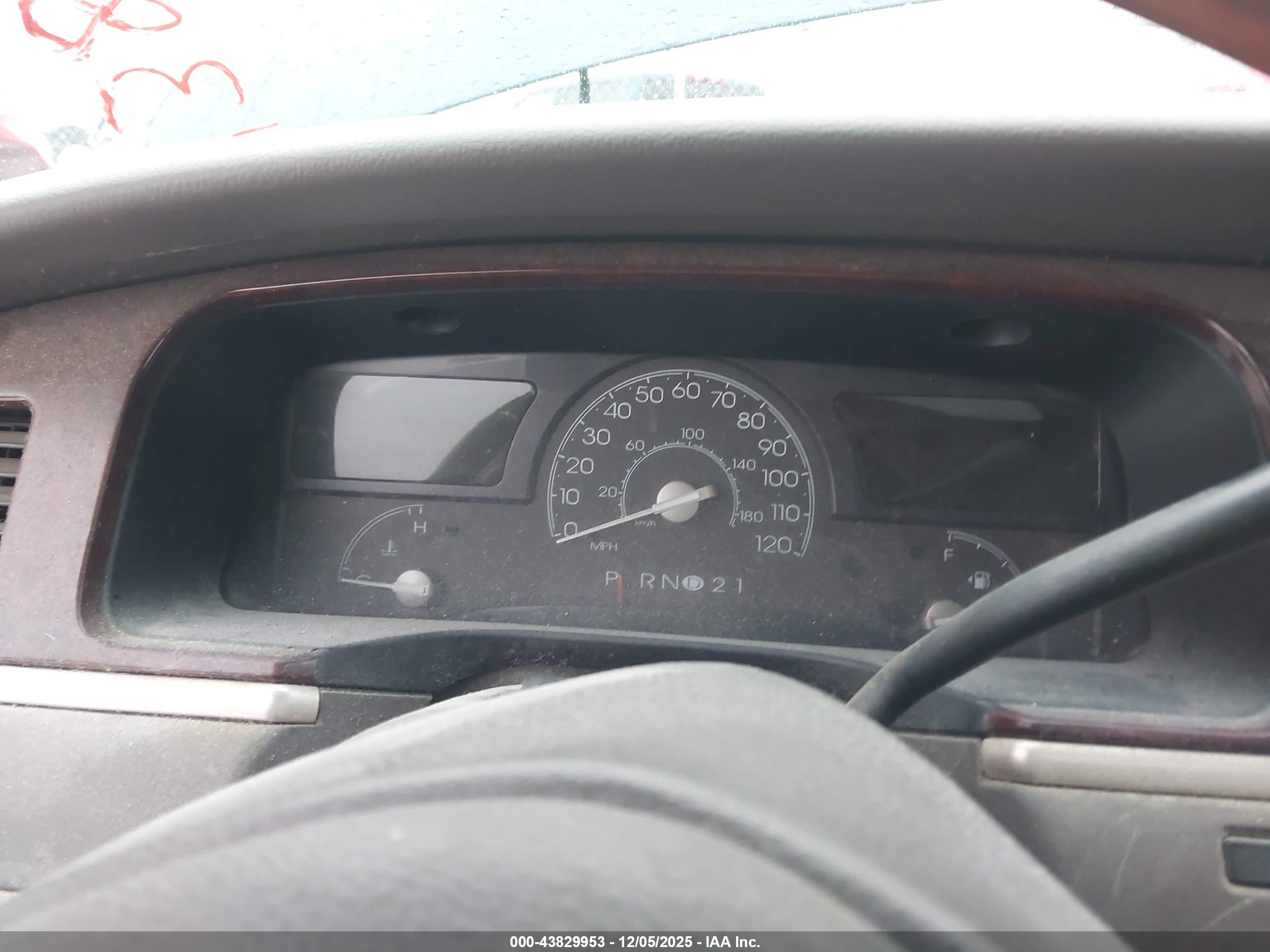 LINCOLN TOWN image 7