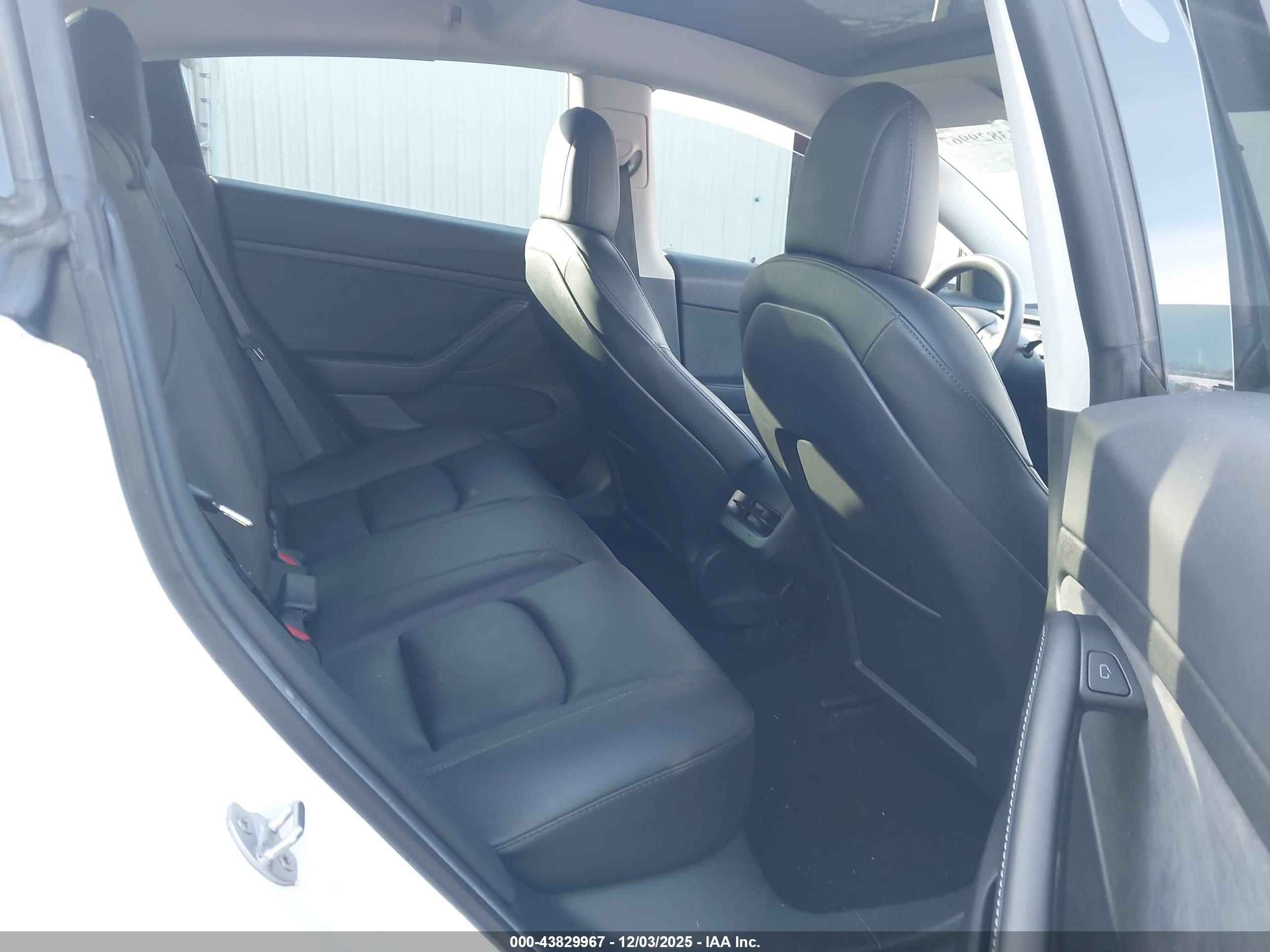 TESLA MODEL image 8