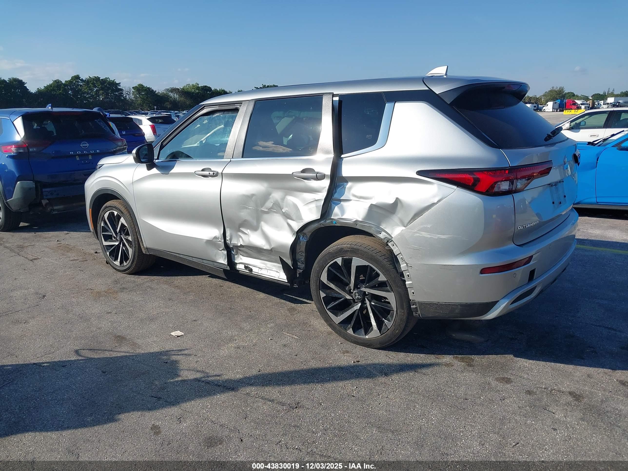 MITSUBISHI OUTLANDER image 3