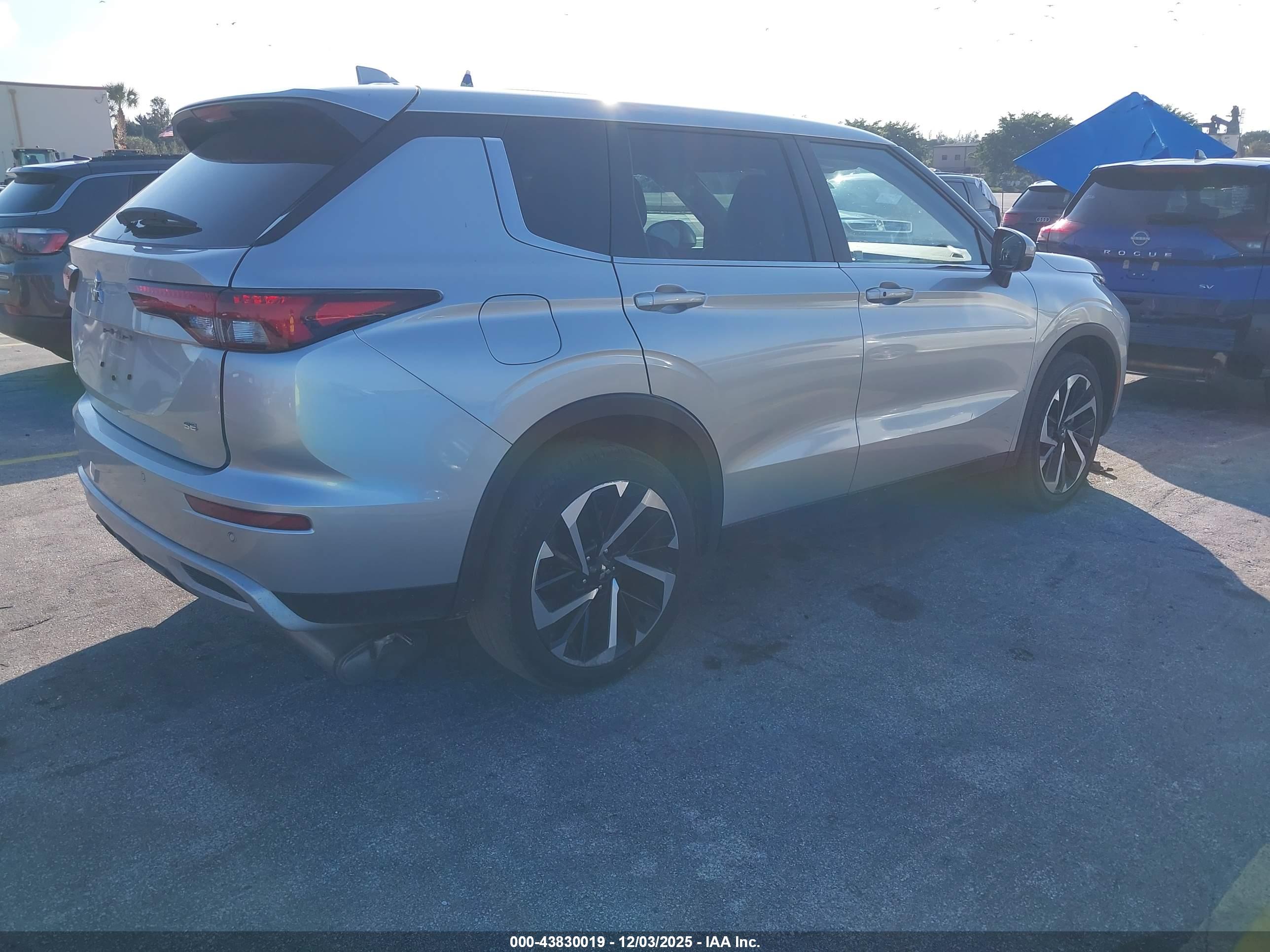 MITSUBISHI OUTLANDER image 4