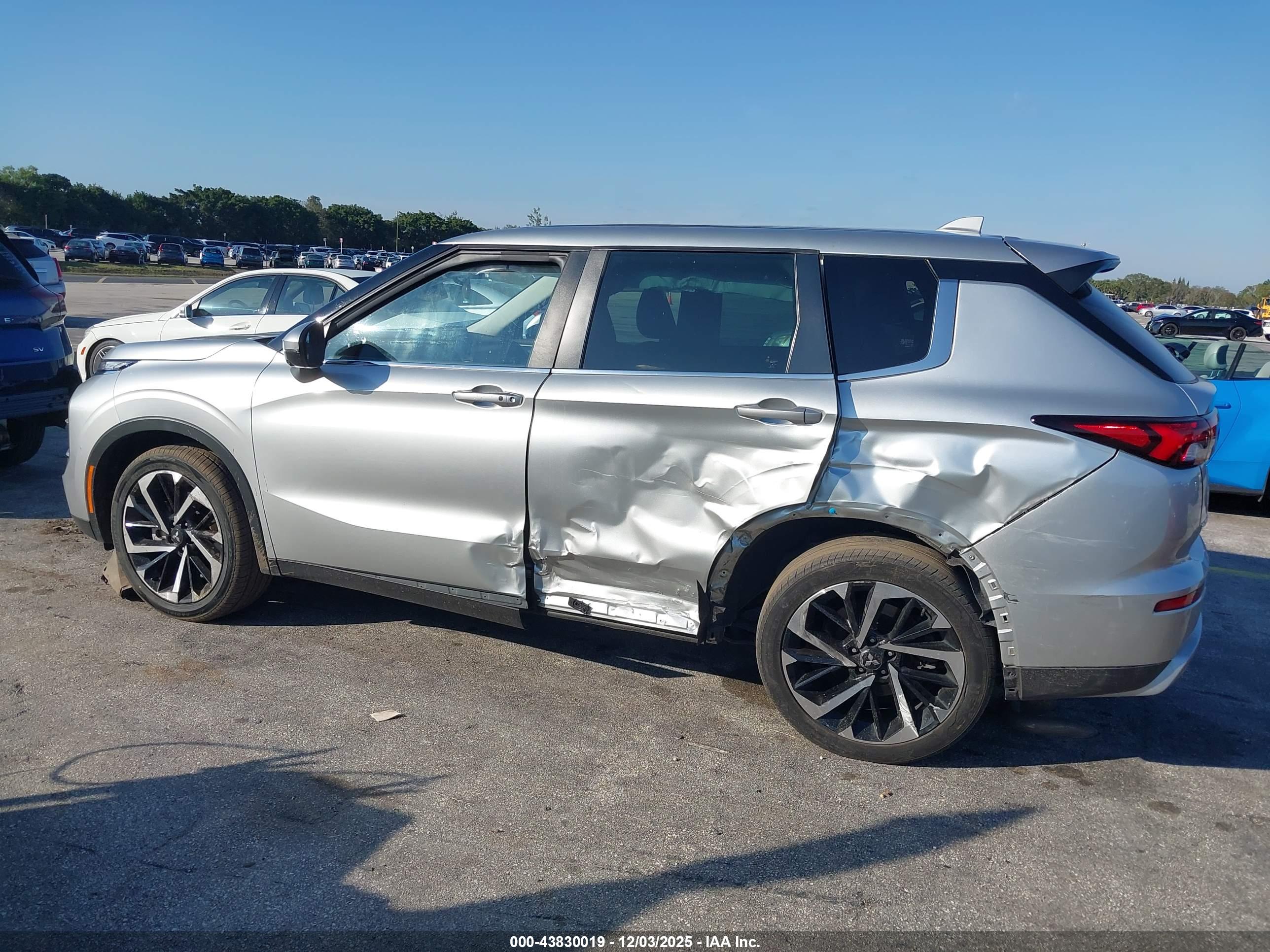 MITSUBISHI OUTLANDER image 6