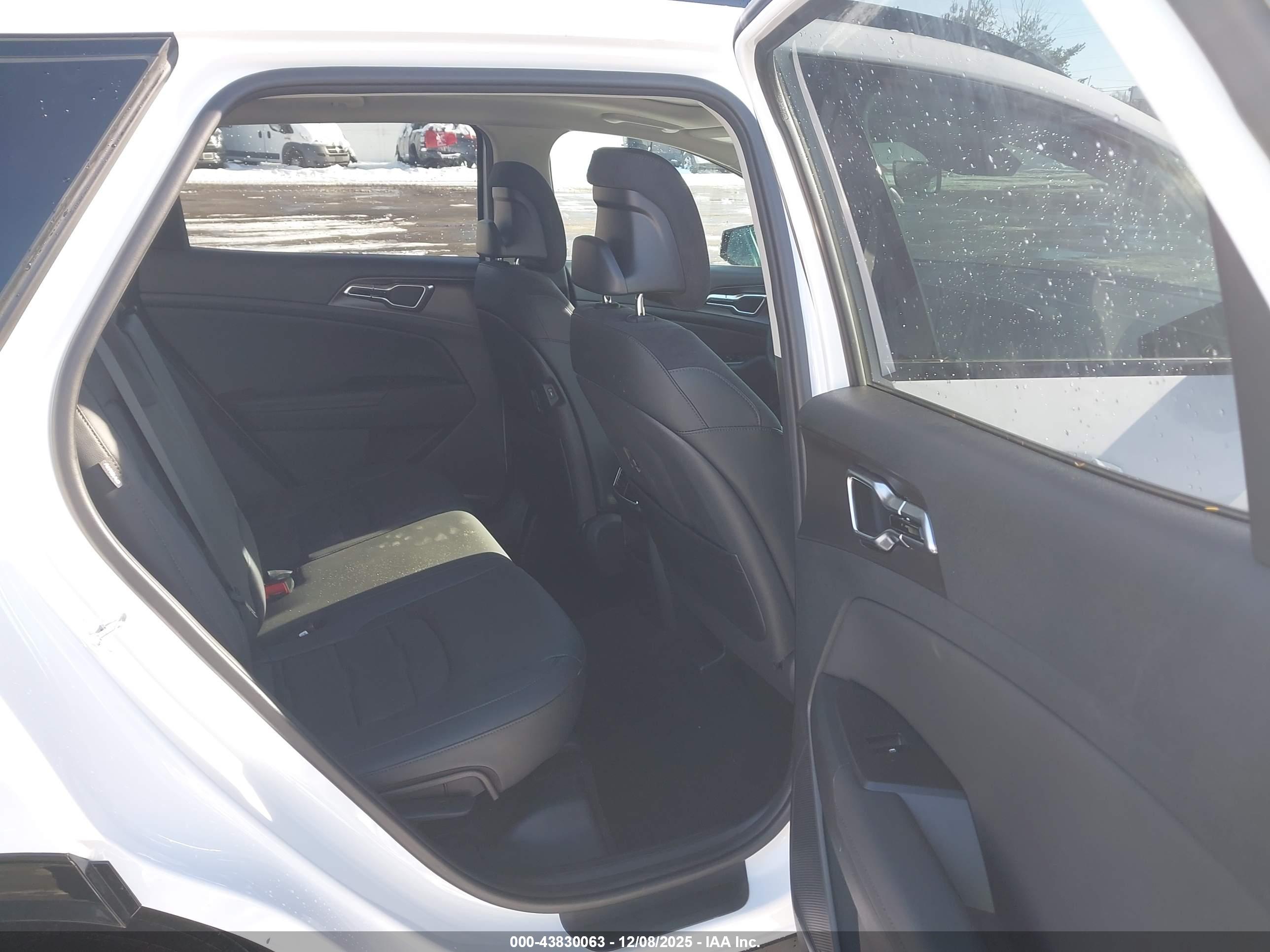 KIA SPORTAGE image 8