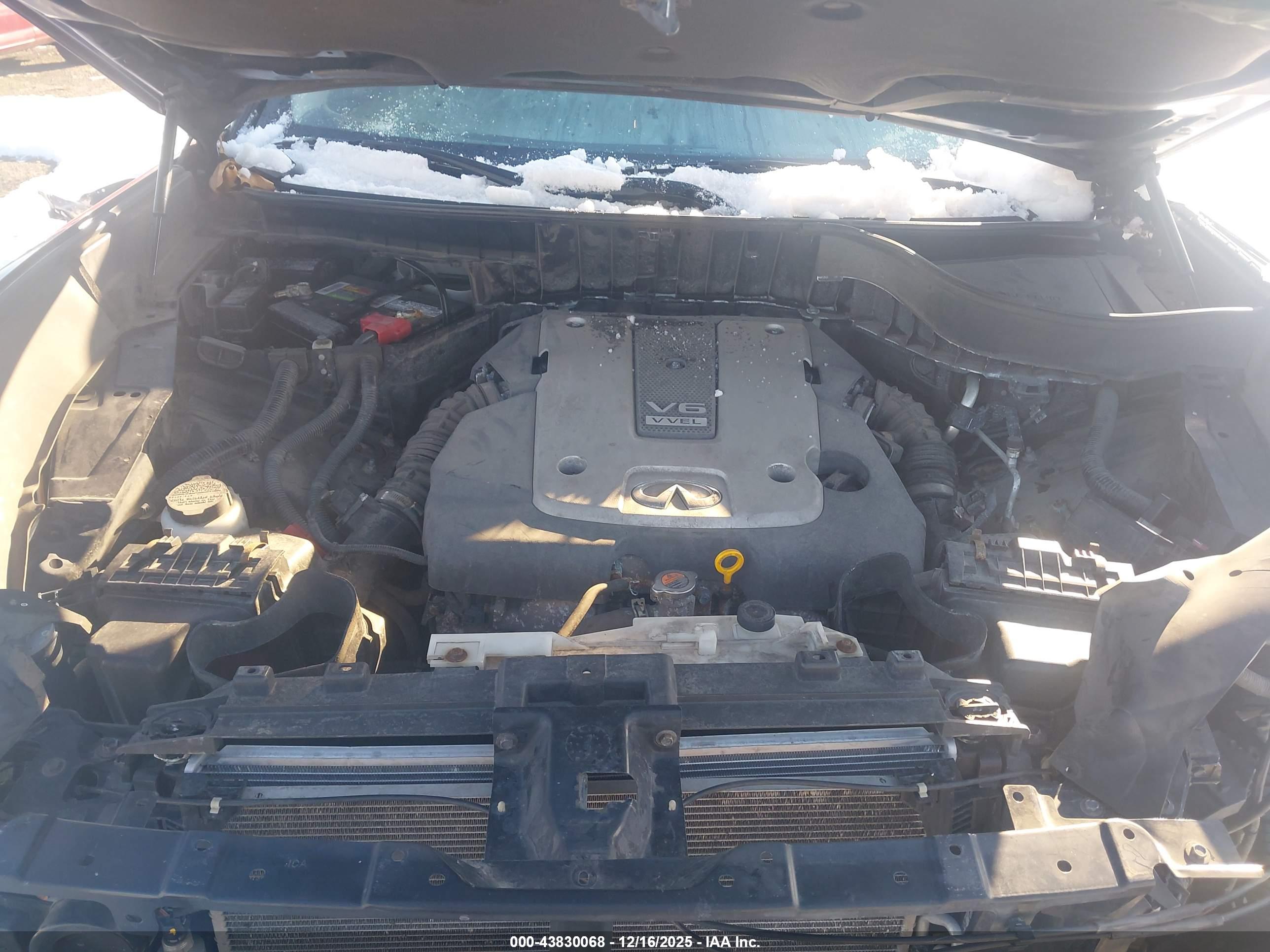 INFINITI QX70 image 10