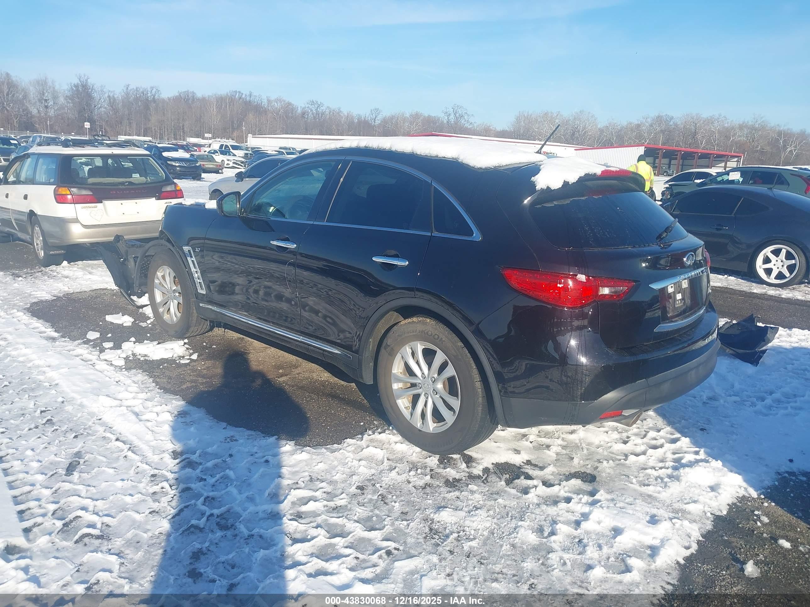 INFINITI QX70 image 3