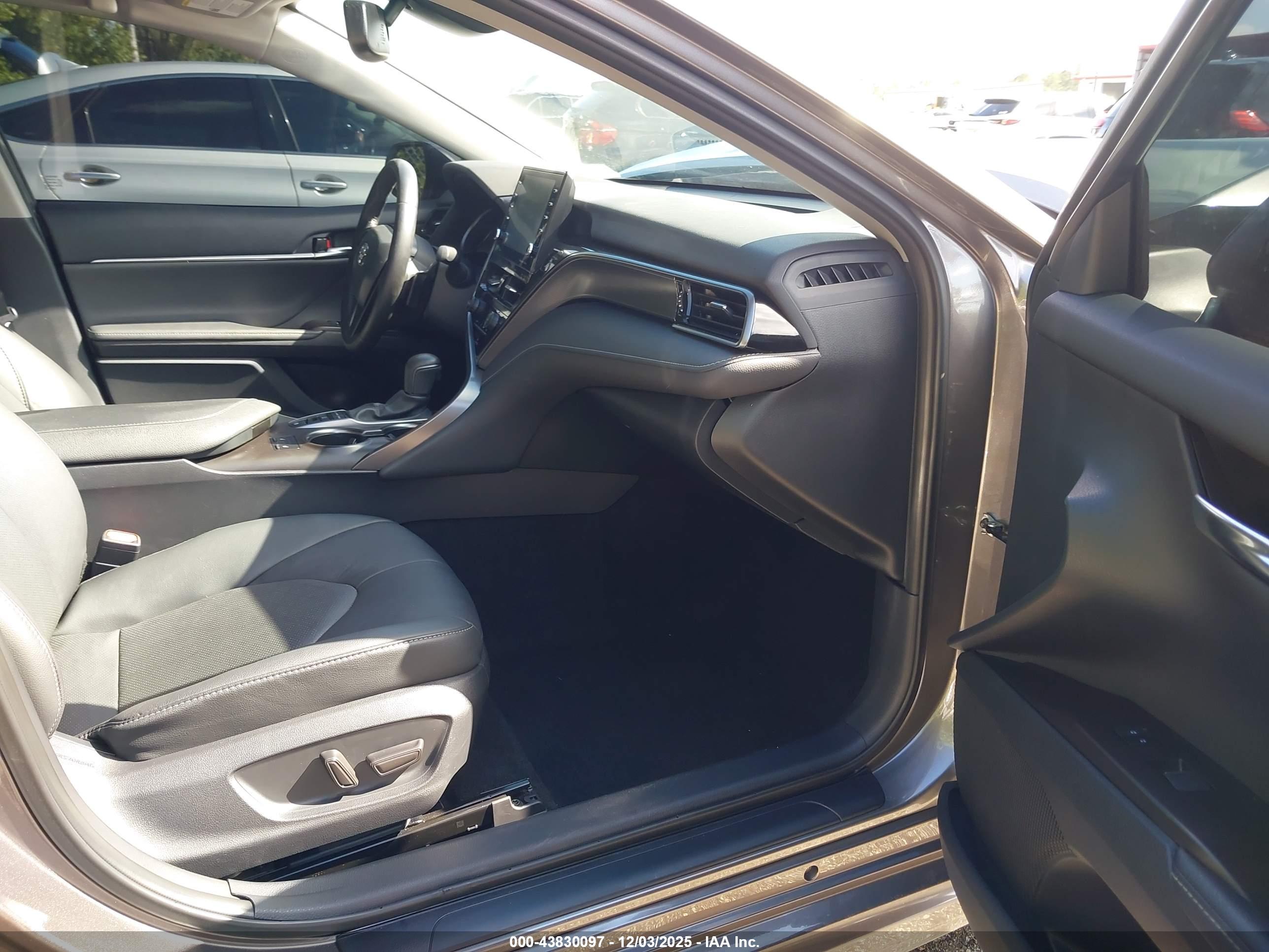 TOYOTA CAMRY image 5