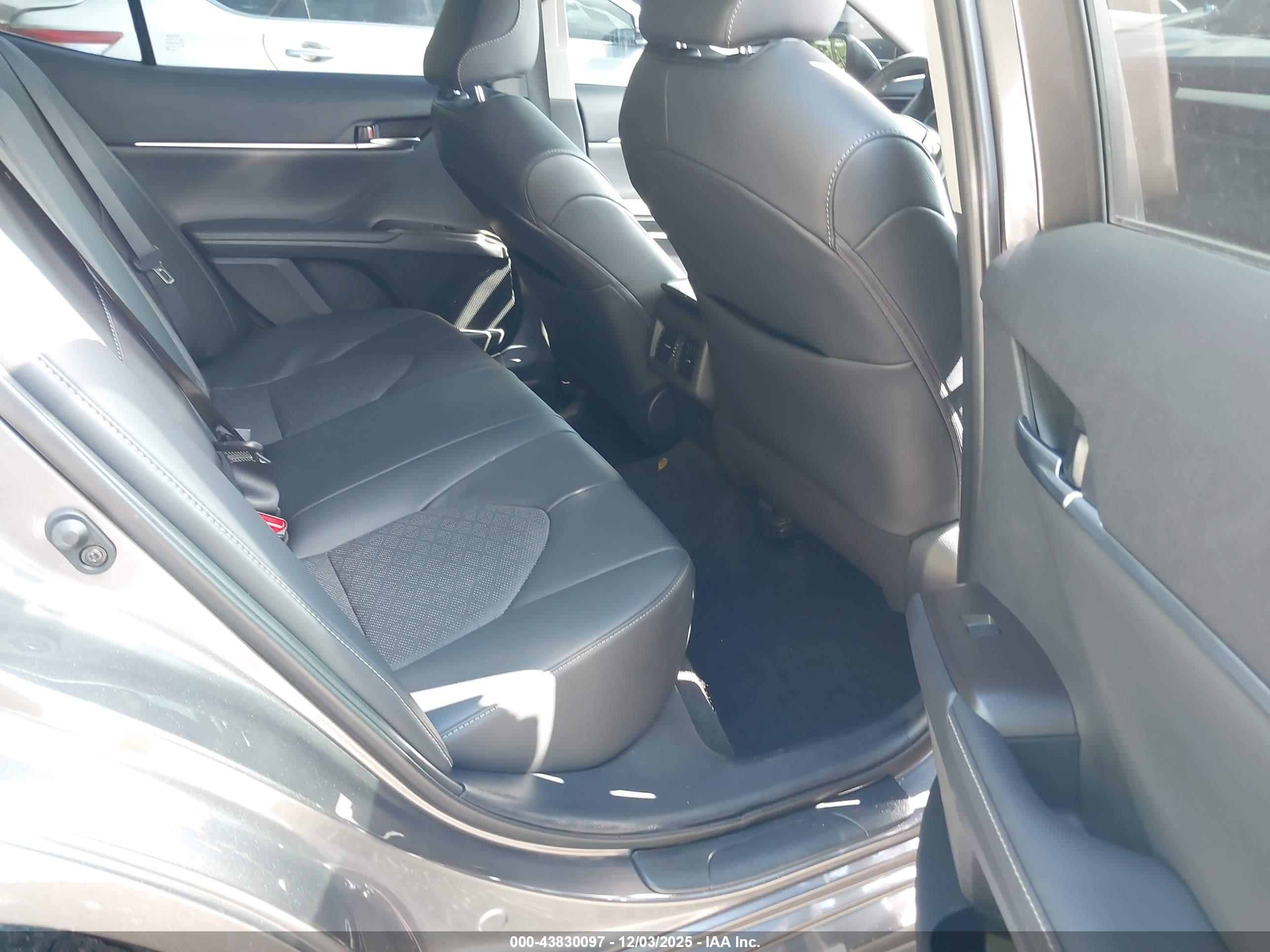 TOYOTA CAMRY image 8