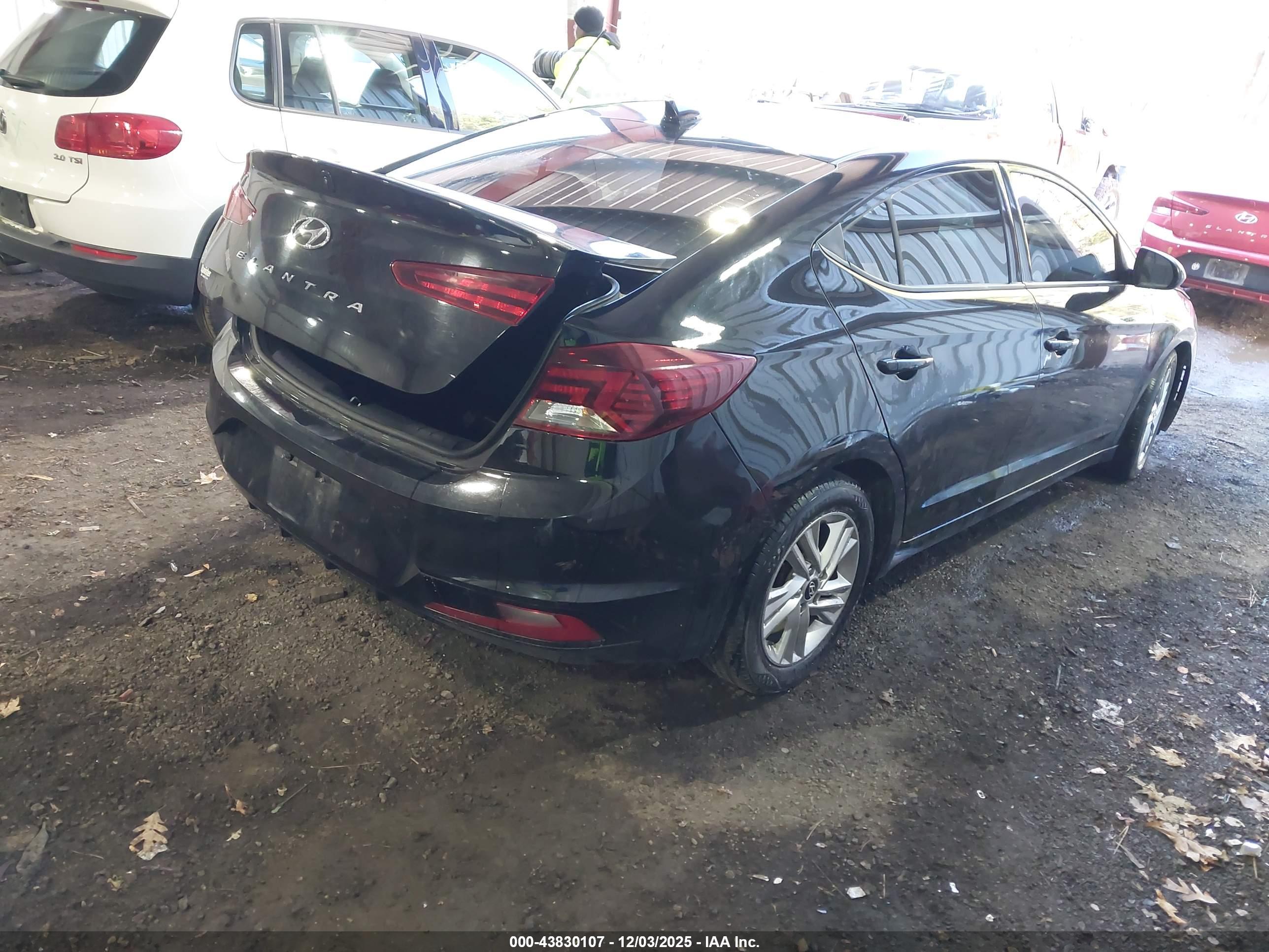 HYUNDAI ELANTRA image 4