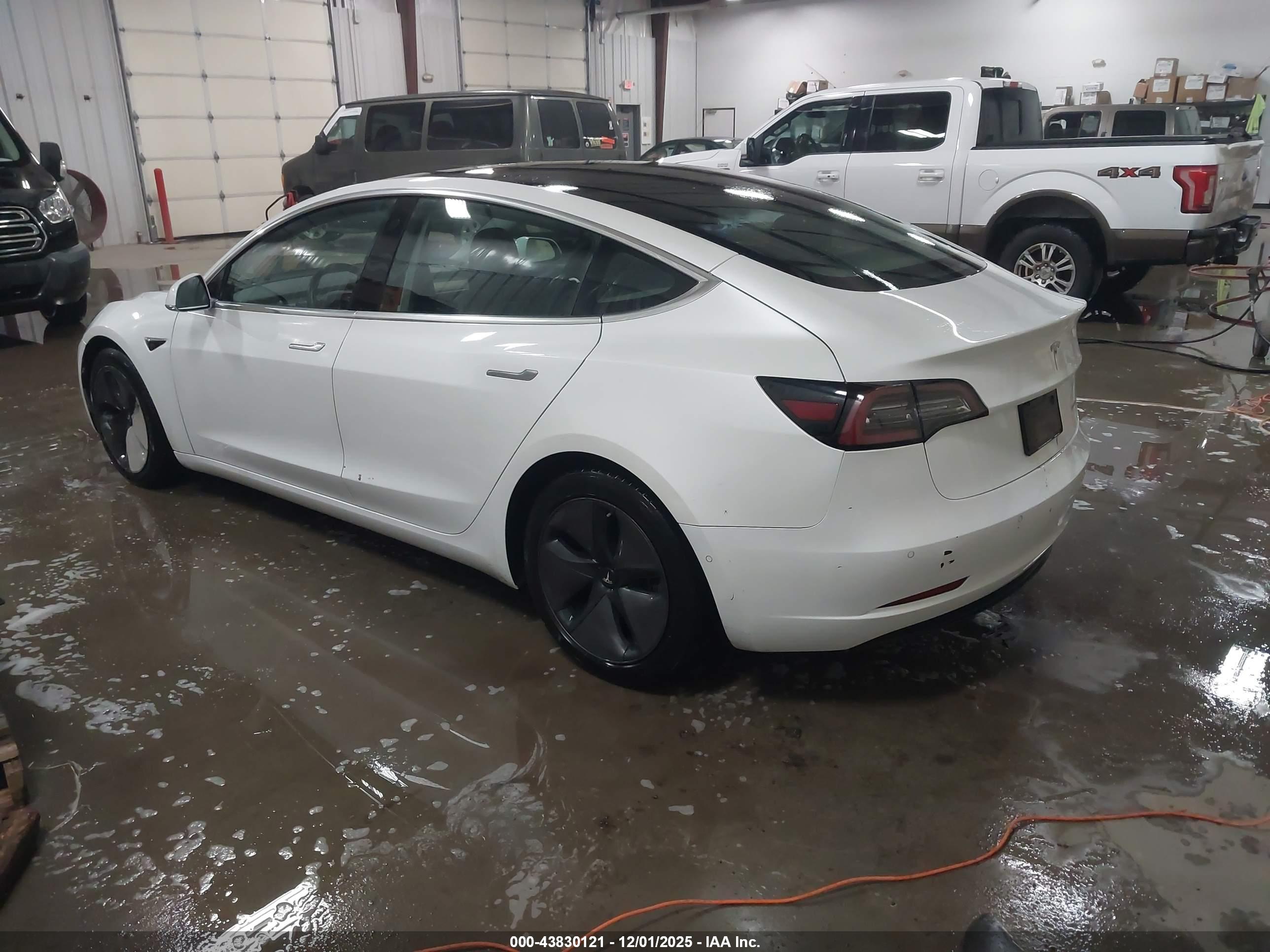 TESLA MODEL image 3