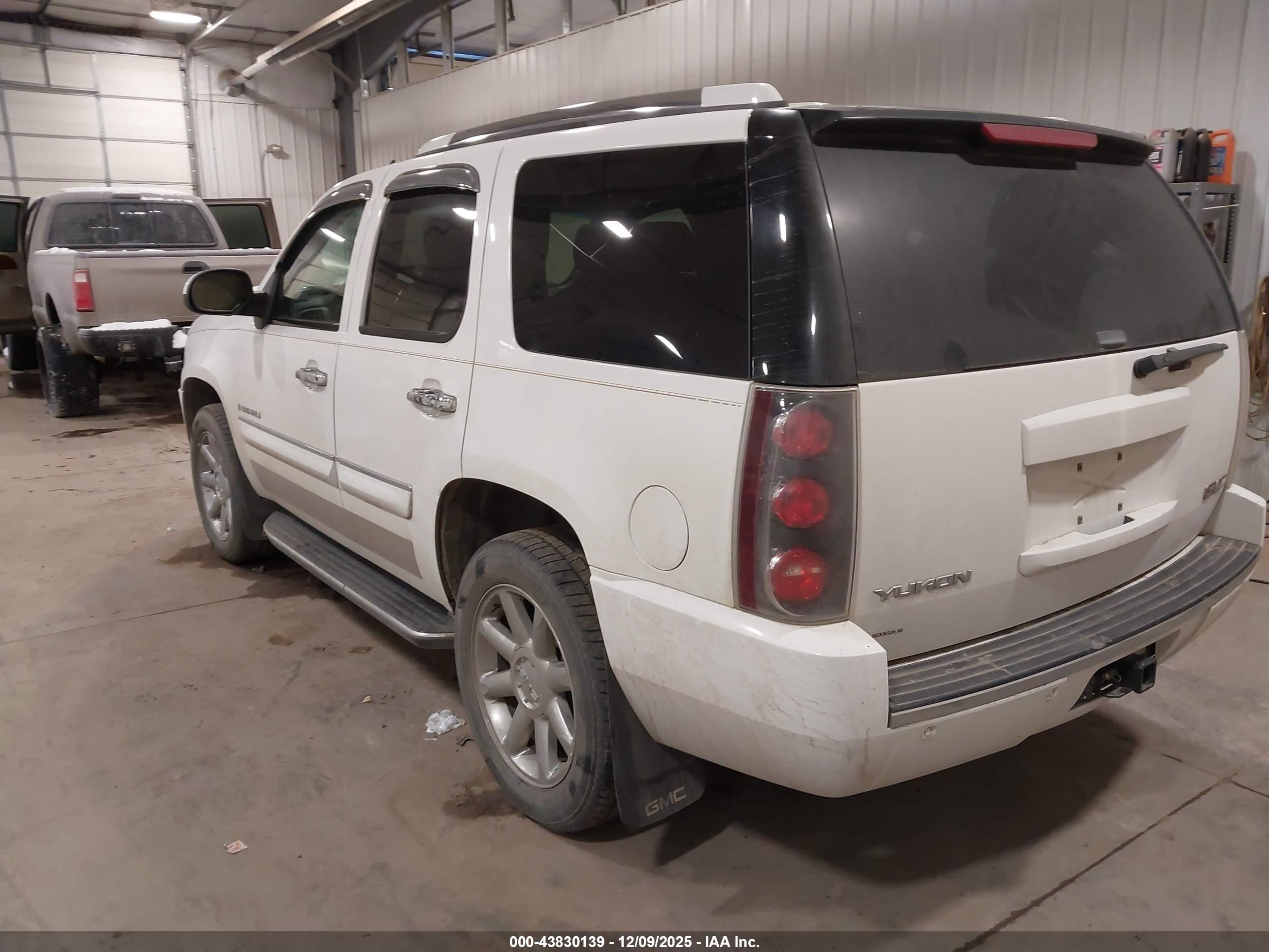 GMC YUKON image 3