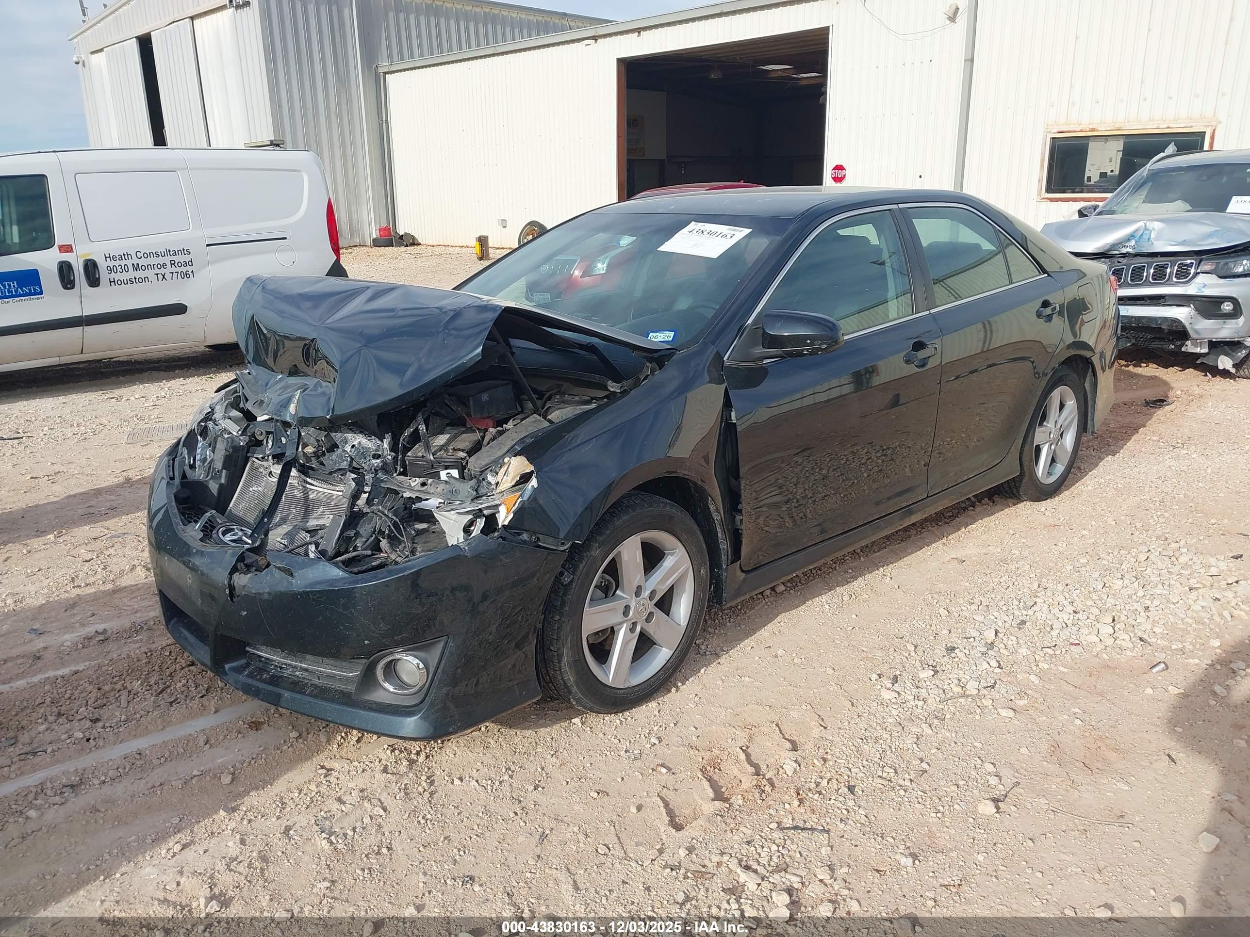 TOYOTA CAMRY image 2