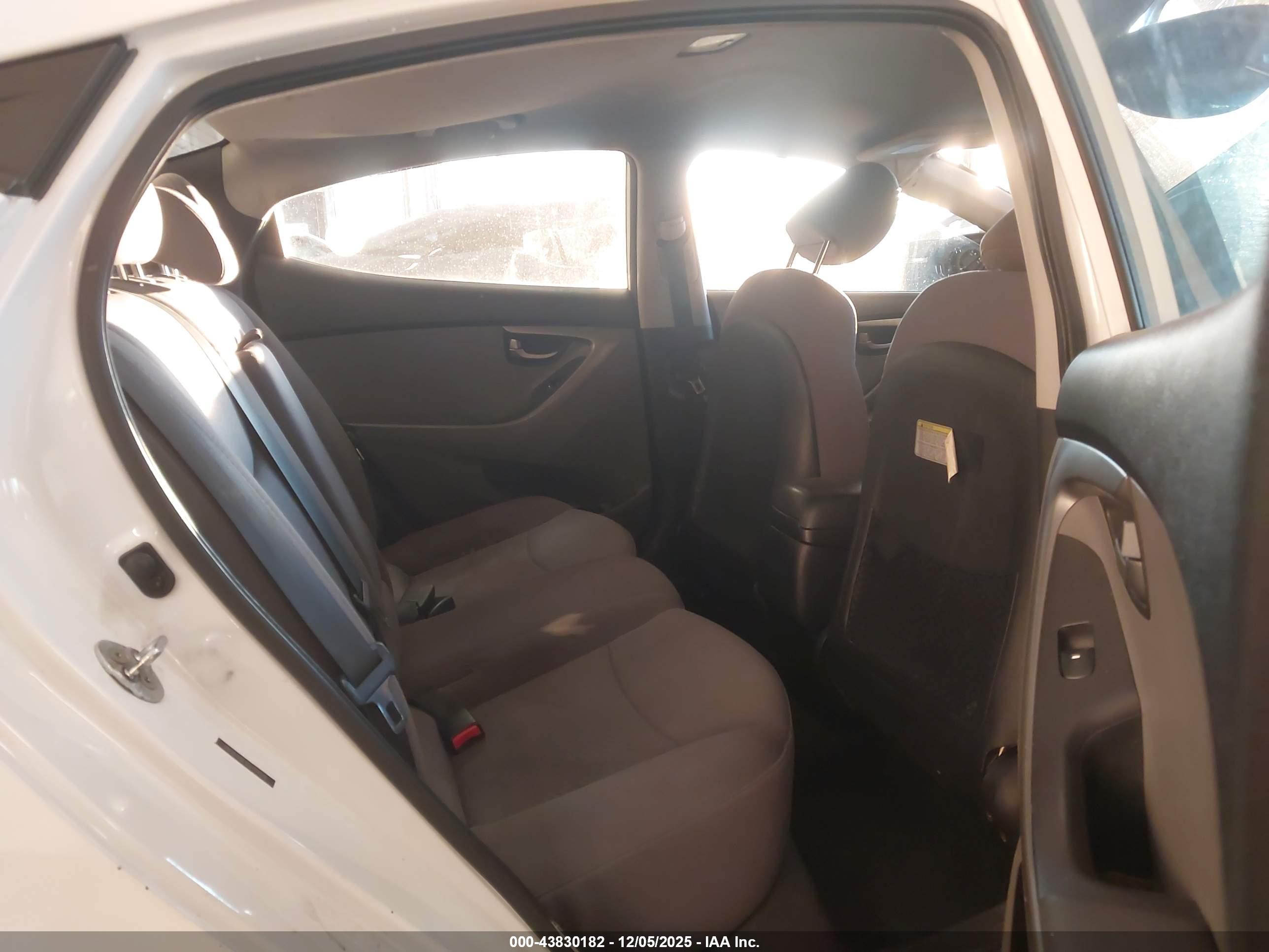 HYUNDAI ELANTRA image 8