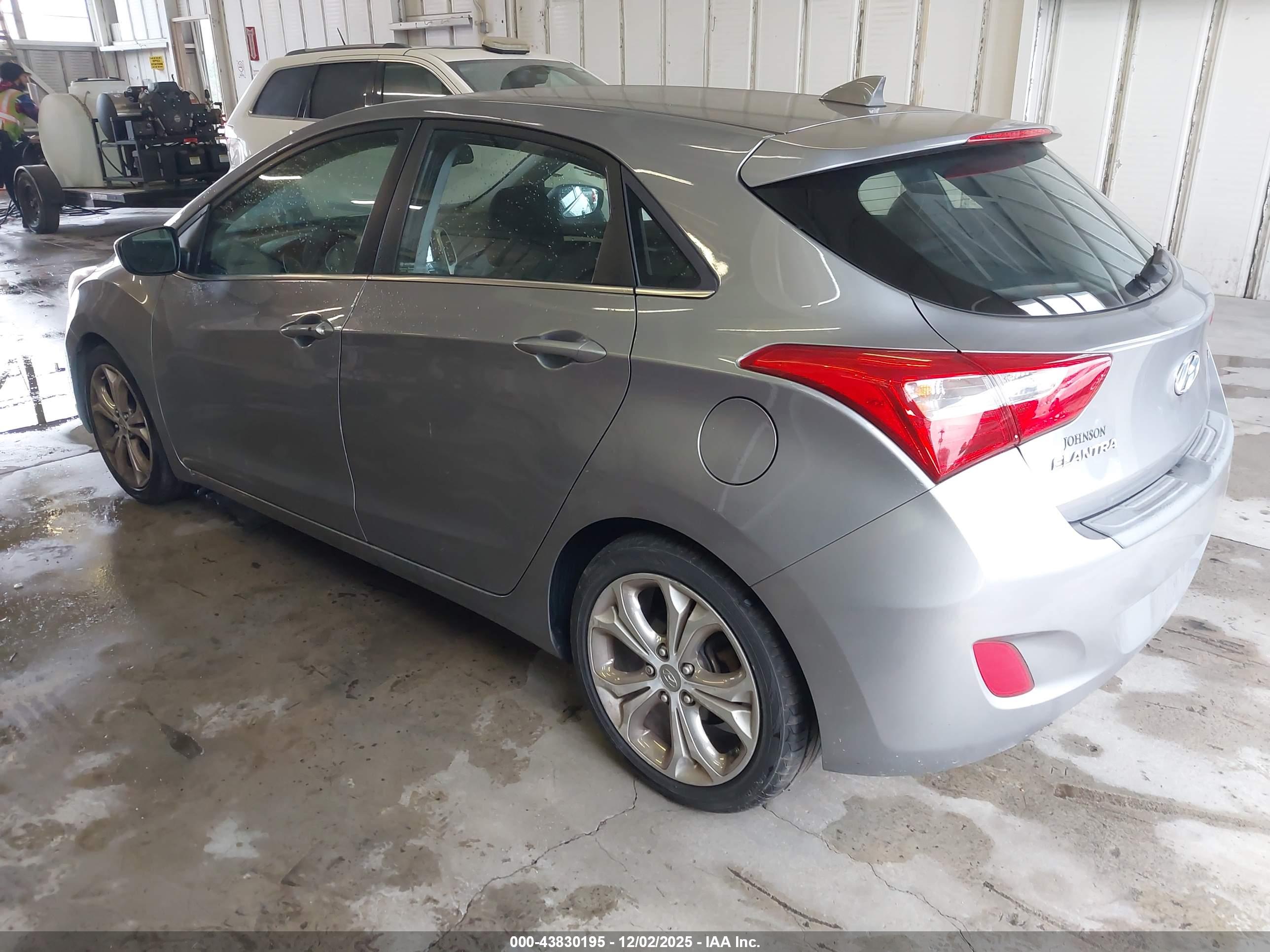 HYUNDAI ELANTRA image 3
