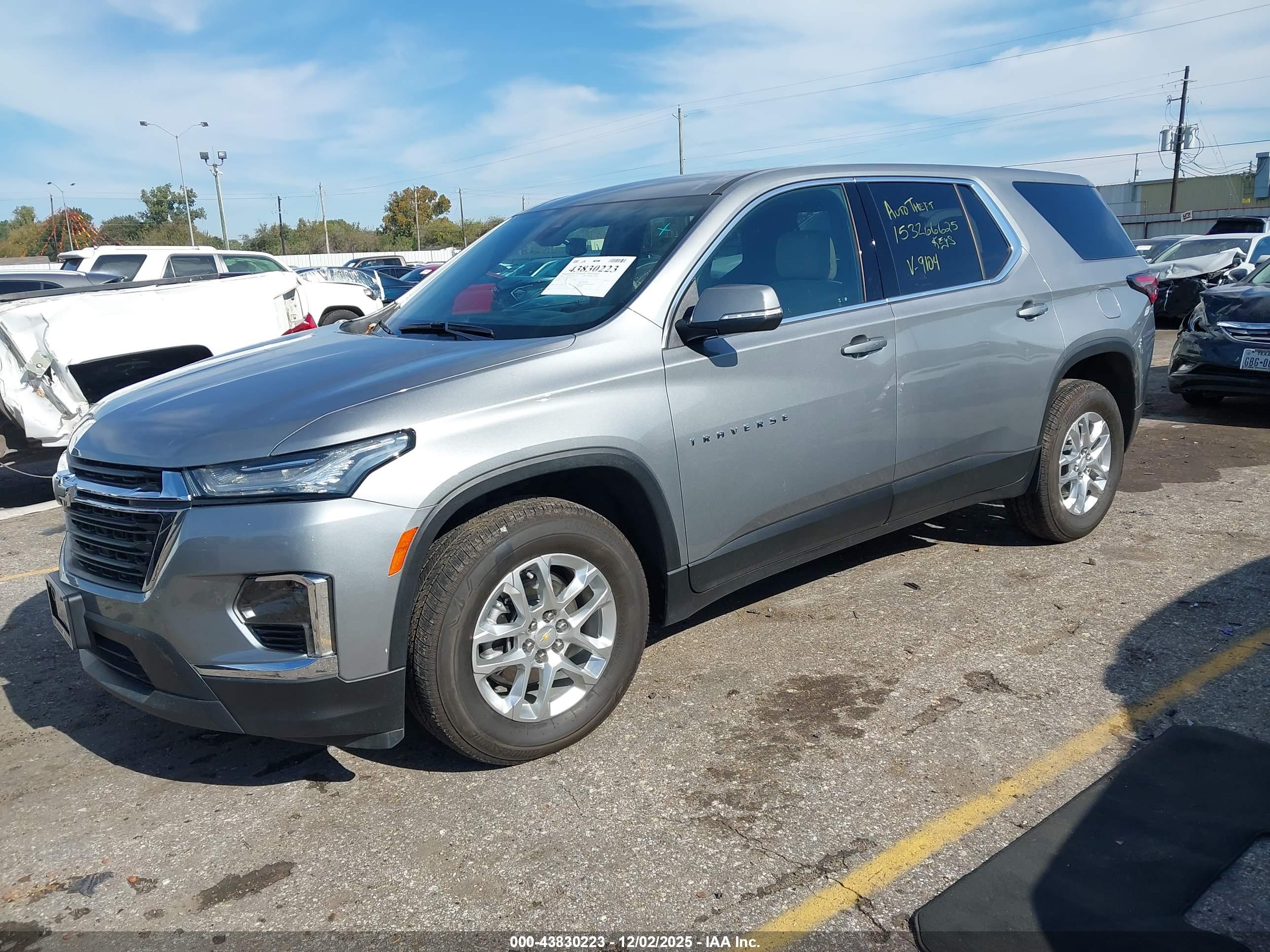 CHEVROLET TRAVERSE image 2