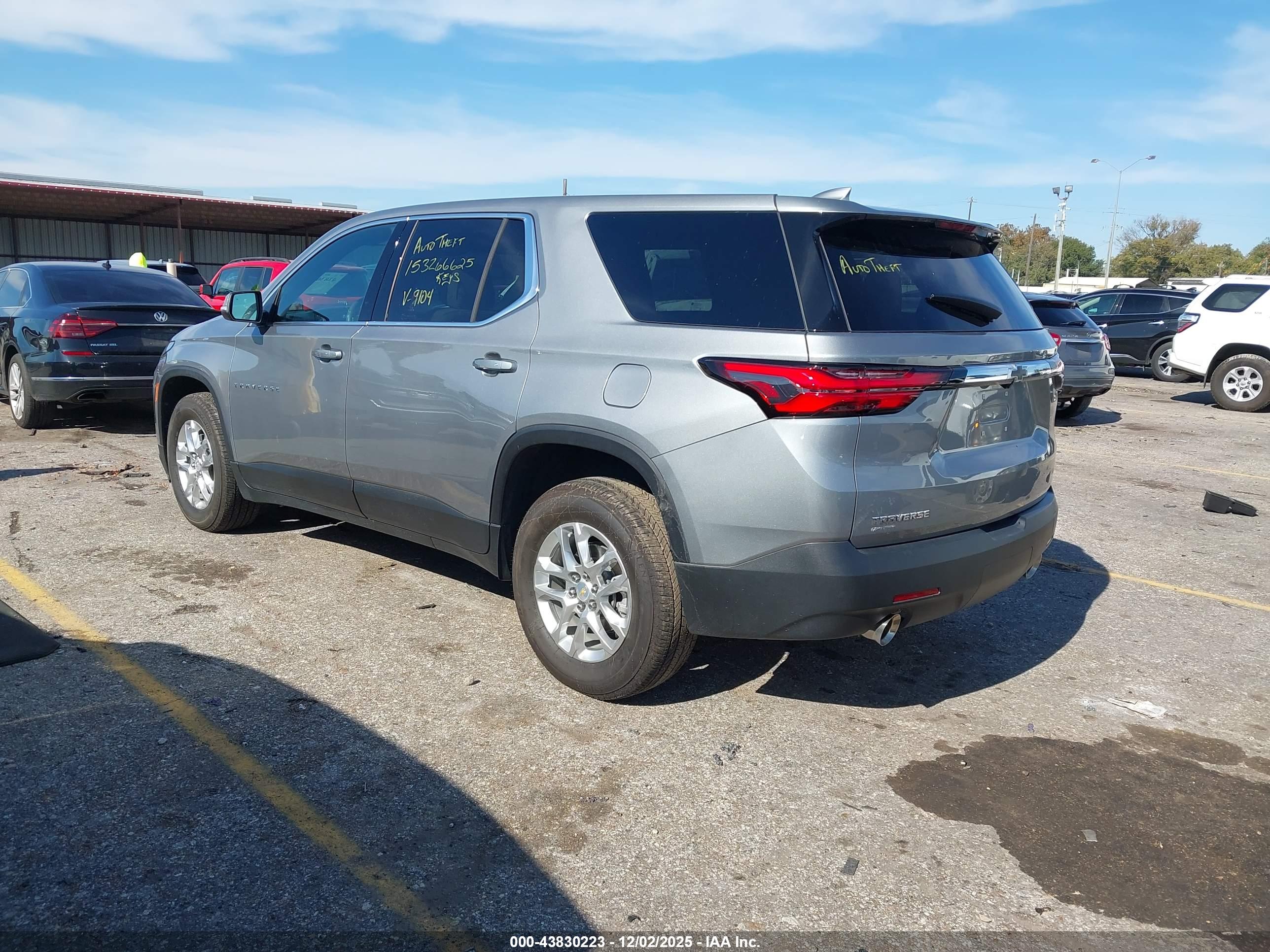 CHEVROLET TRAVERSE image 3